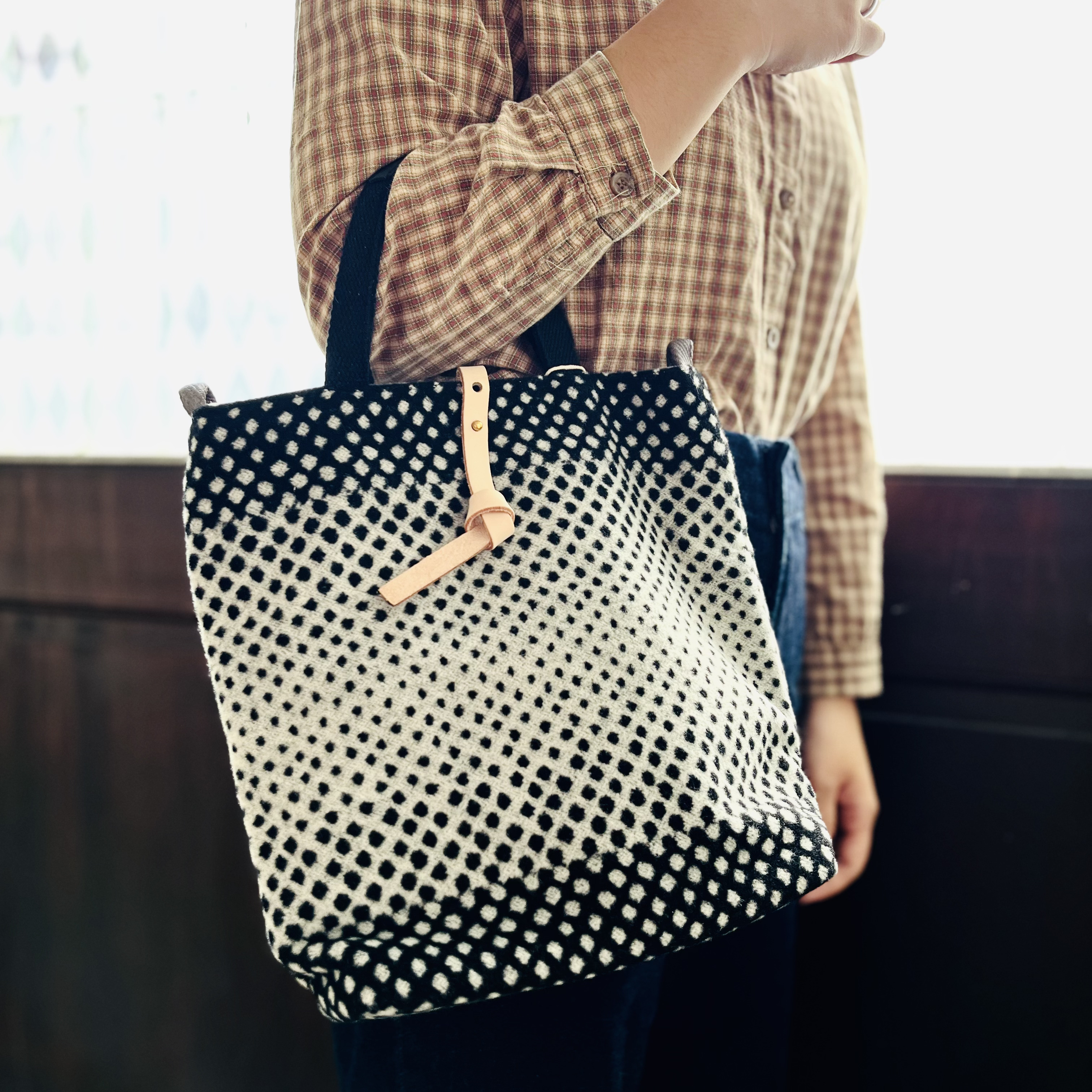 Kyokuhaku 點點毛料托特包