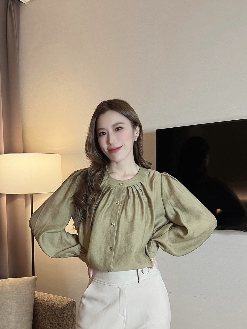 澎肩領打褶金釦上衣