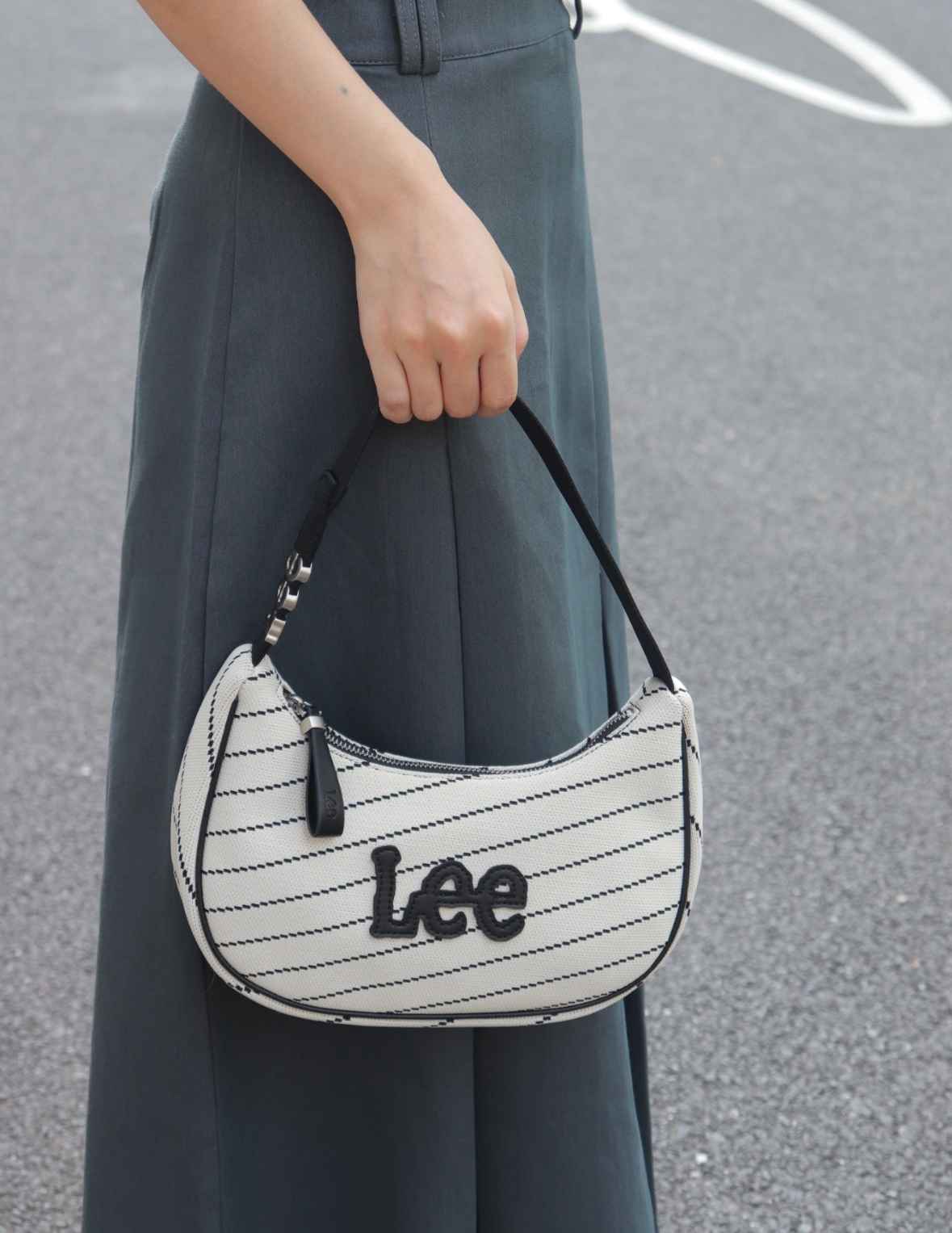 Lee 半月包 米白黑 側金屬Logo 單肩包 半月包 腋下包 /預購