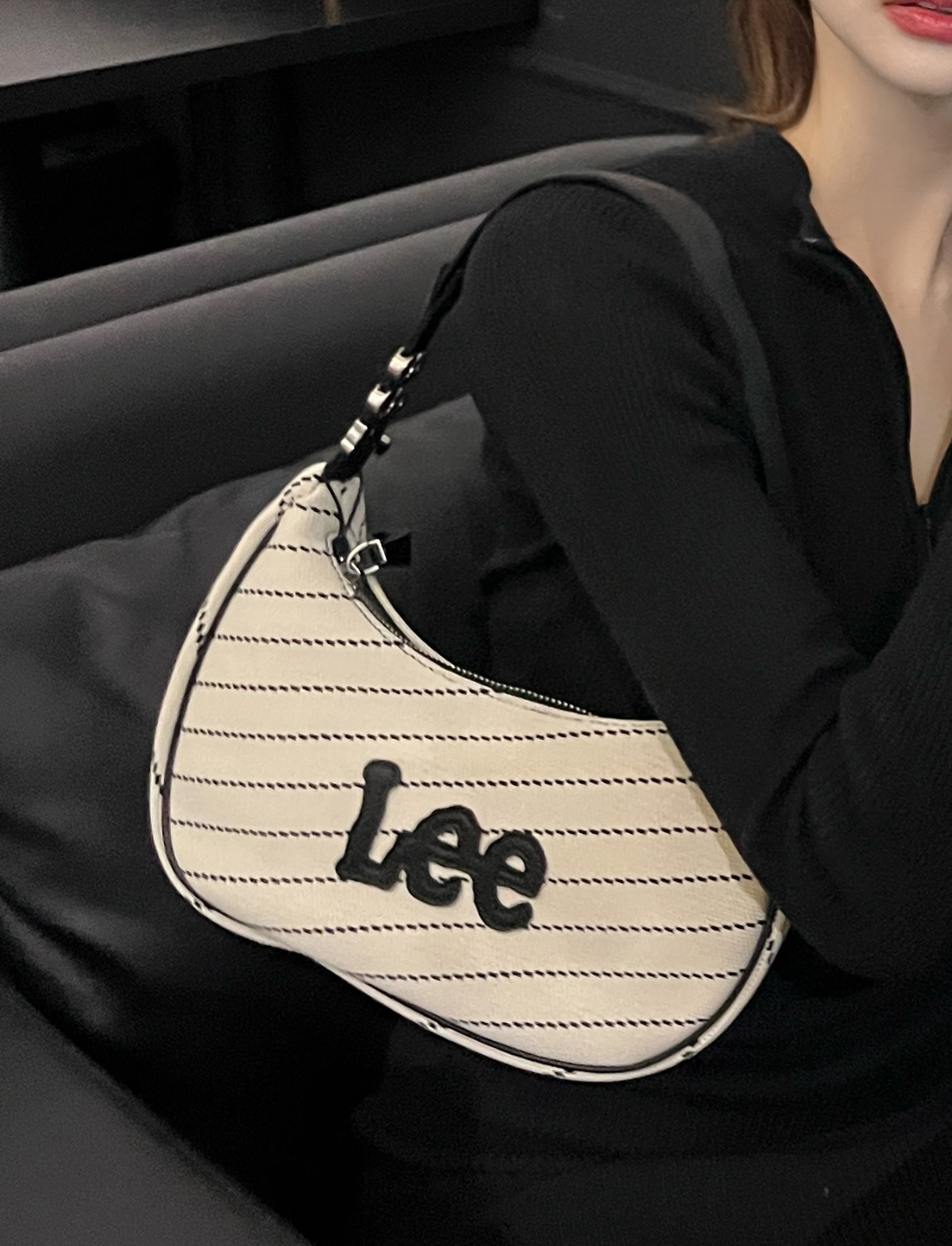Lee 半月包 米白黑 側金屬Logo 單肩包 半月包 腋下包 /預購