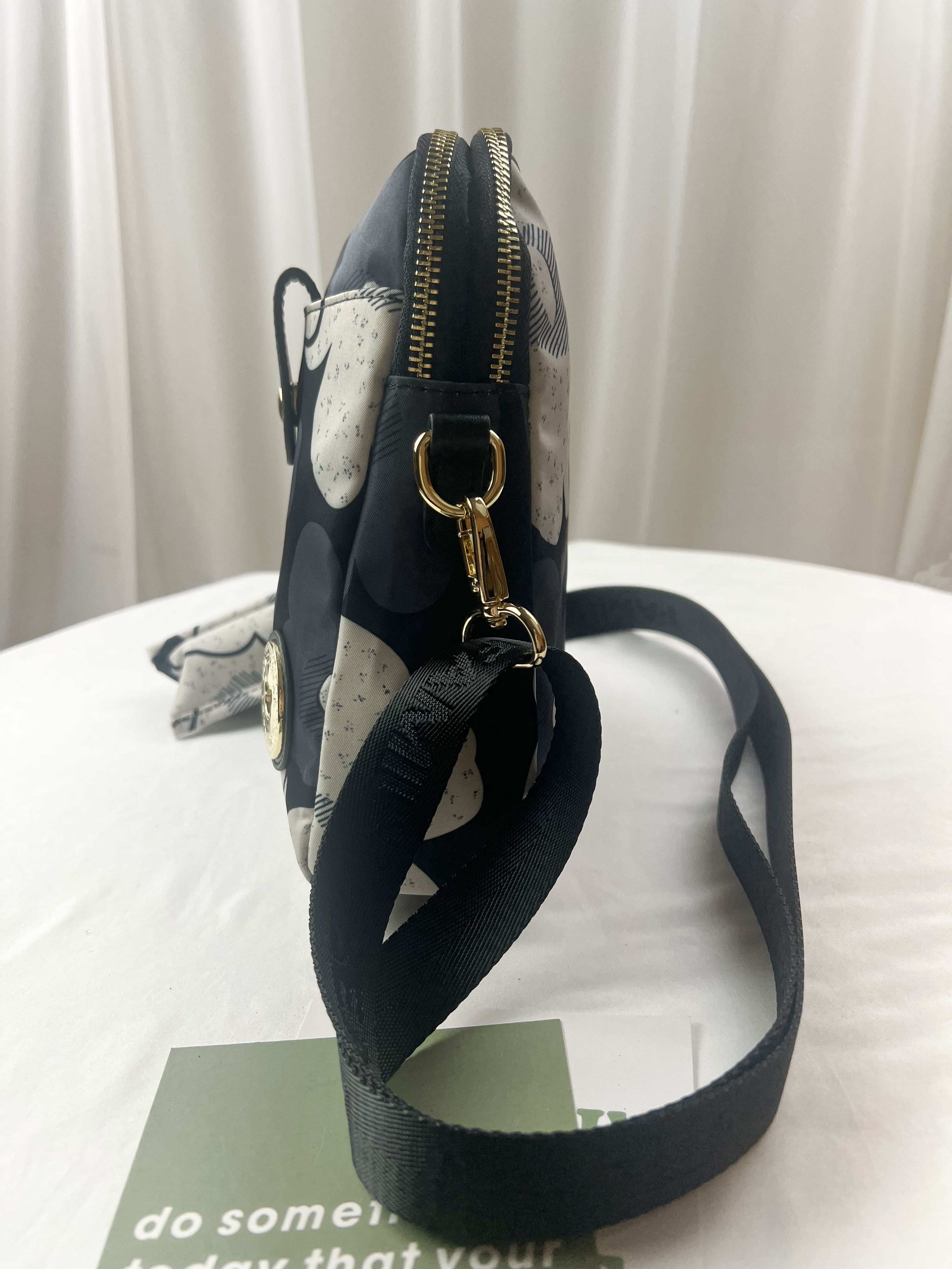 FamilyBear 藍白花朵防潑水側背包   #2839