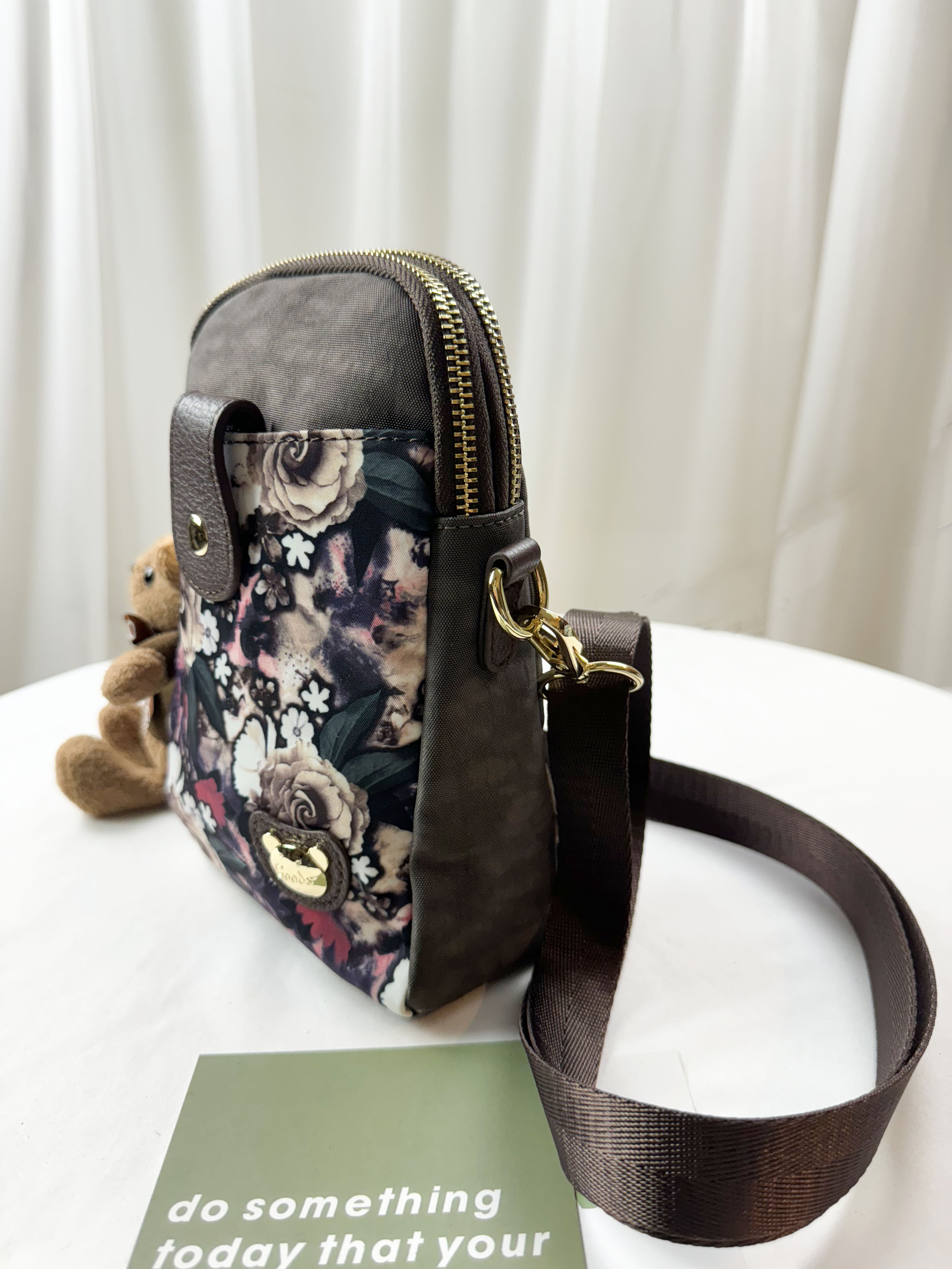 GOODS 咖啡花拼色防潑水側背包   #2839