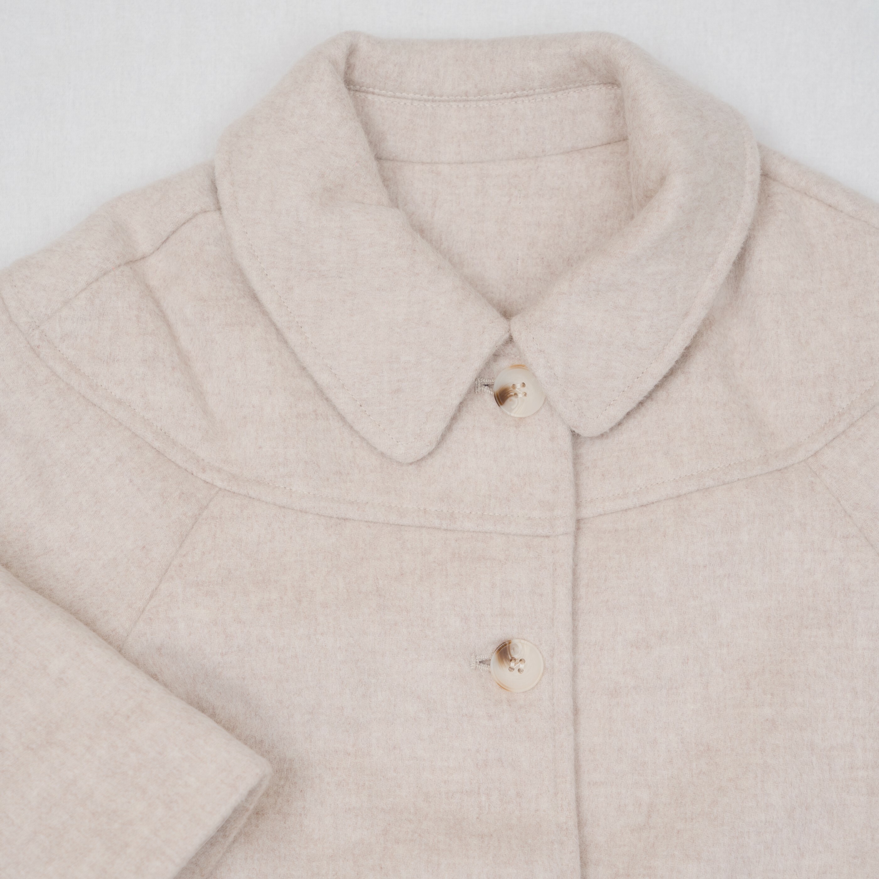 歐式氣質粉色羊毛大衣-領口