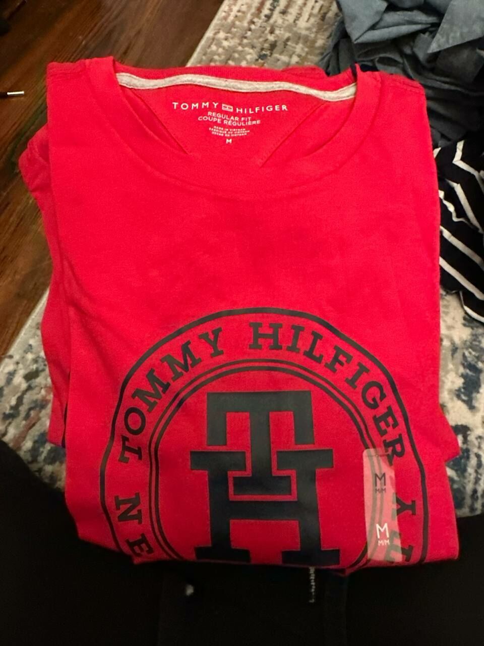 U] TOMMY HILFIGER MEN'S NYC MONOGRAM GRAPHIC T-SHIRT,RED