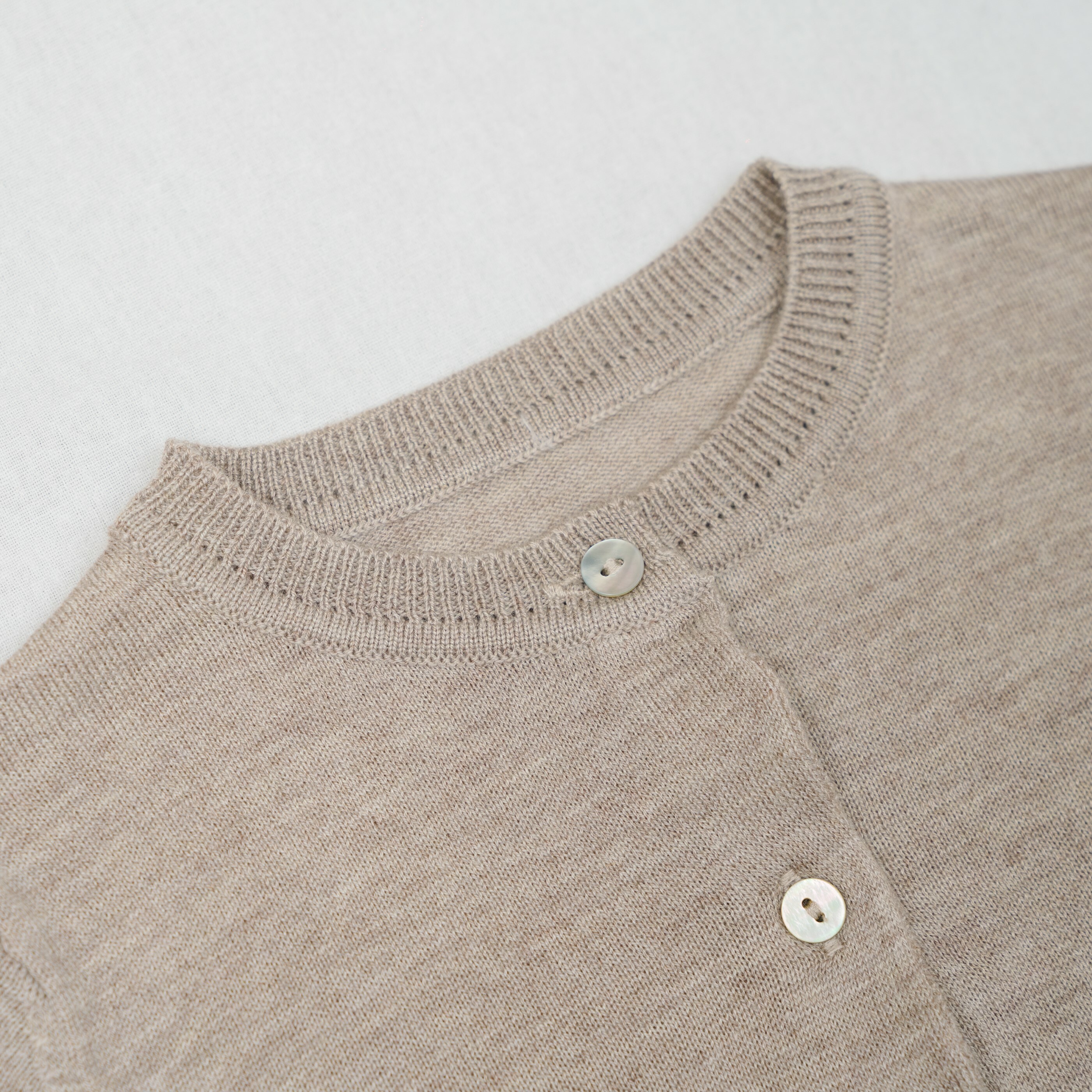 針織外搭薄上衣(駝色)-領口