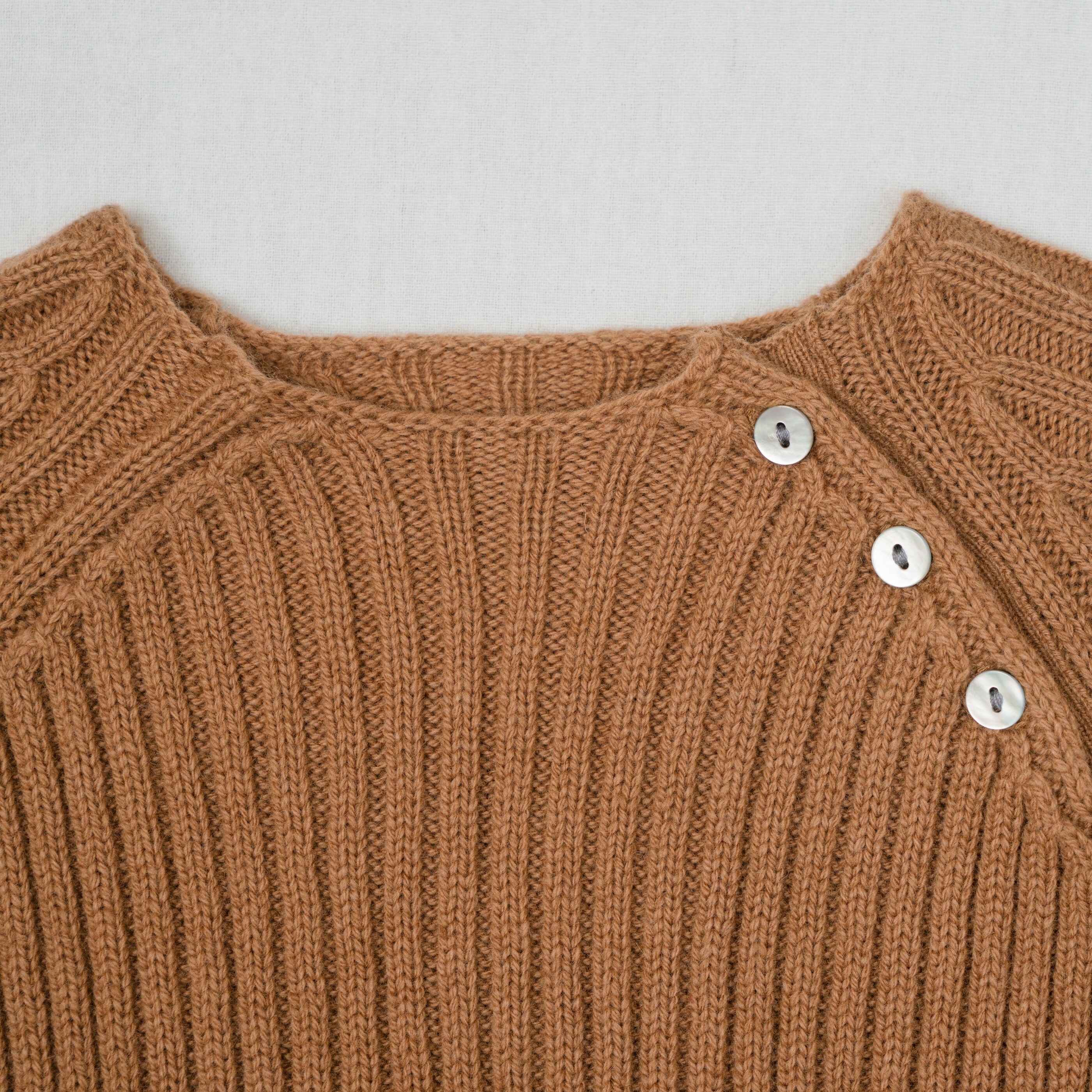 羊毛肩排釦毛衣-栗子色-領口