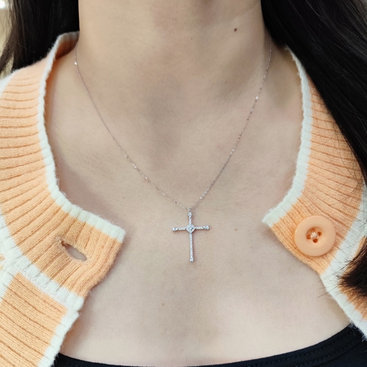 18K白金十字架鑽石頸鏈