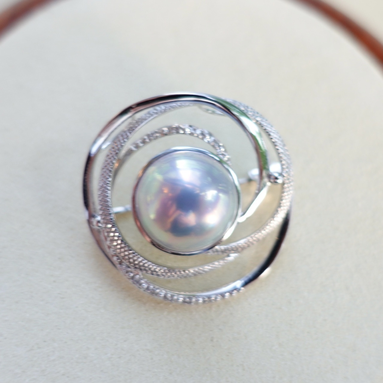 18K白金日本極光炫藍馬貝珠胸針