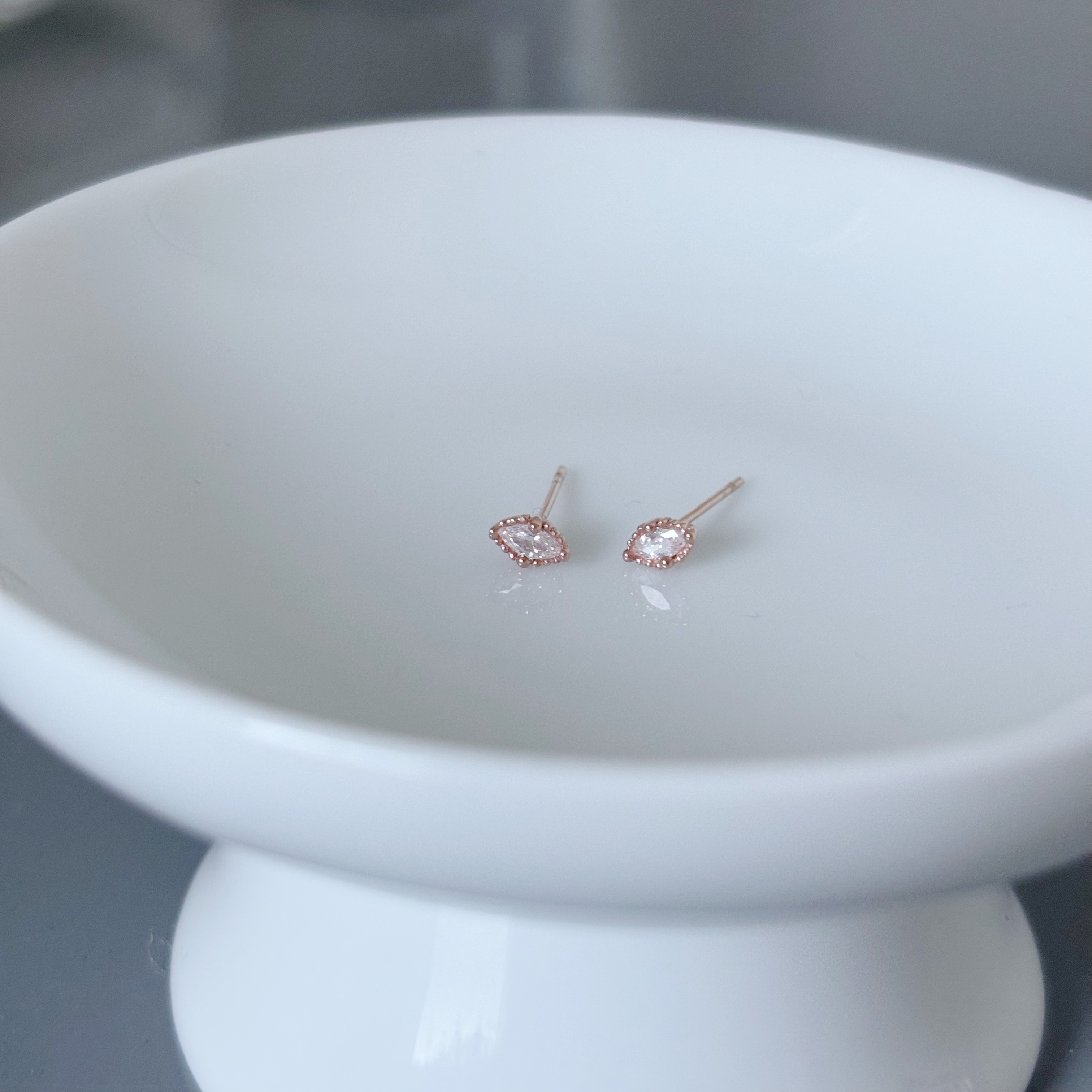 10K蛋糕四爪眼形鋯石耳環