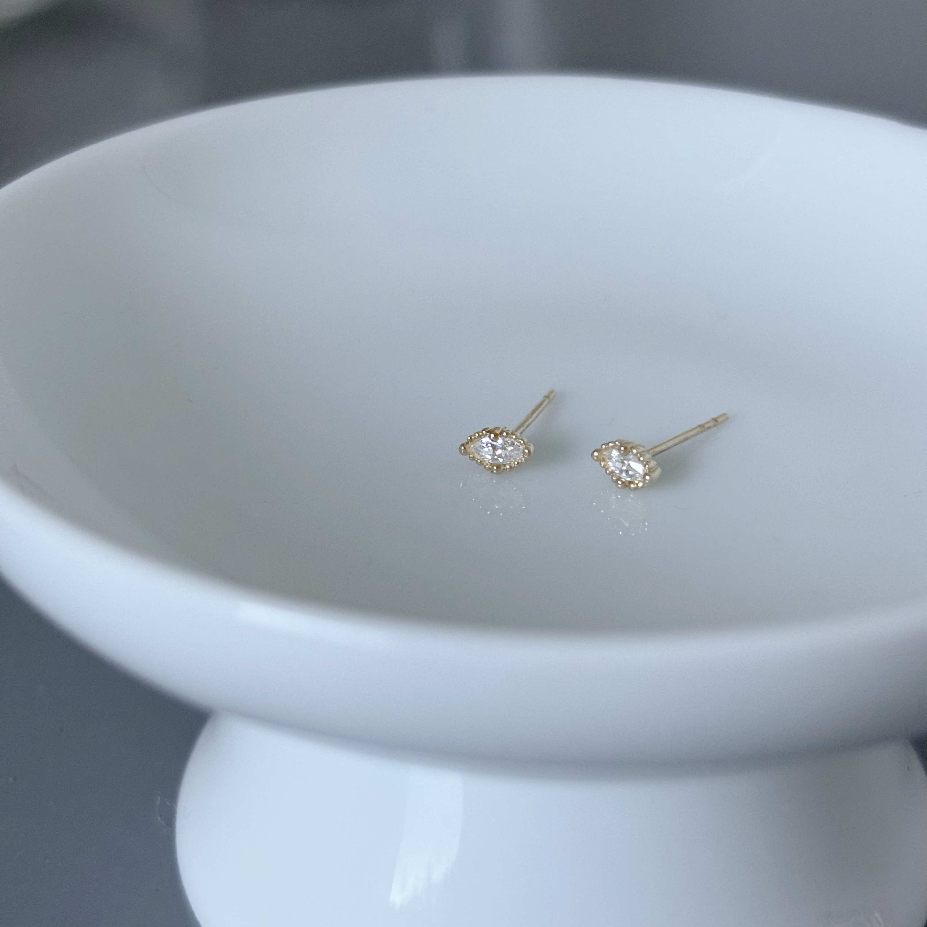 10K蛋糕四爪眼形鋯石耳環