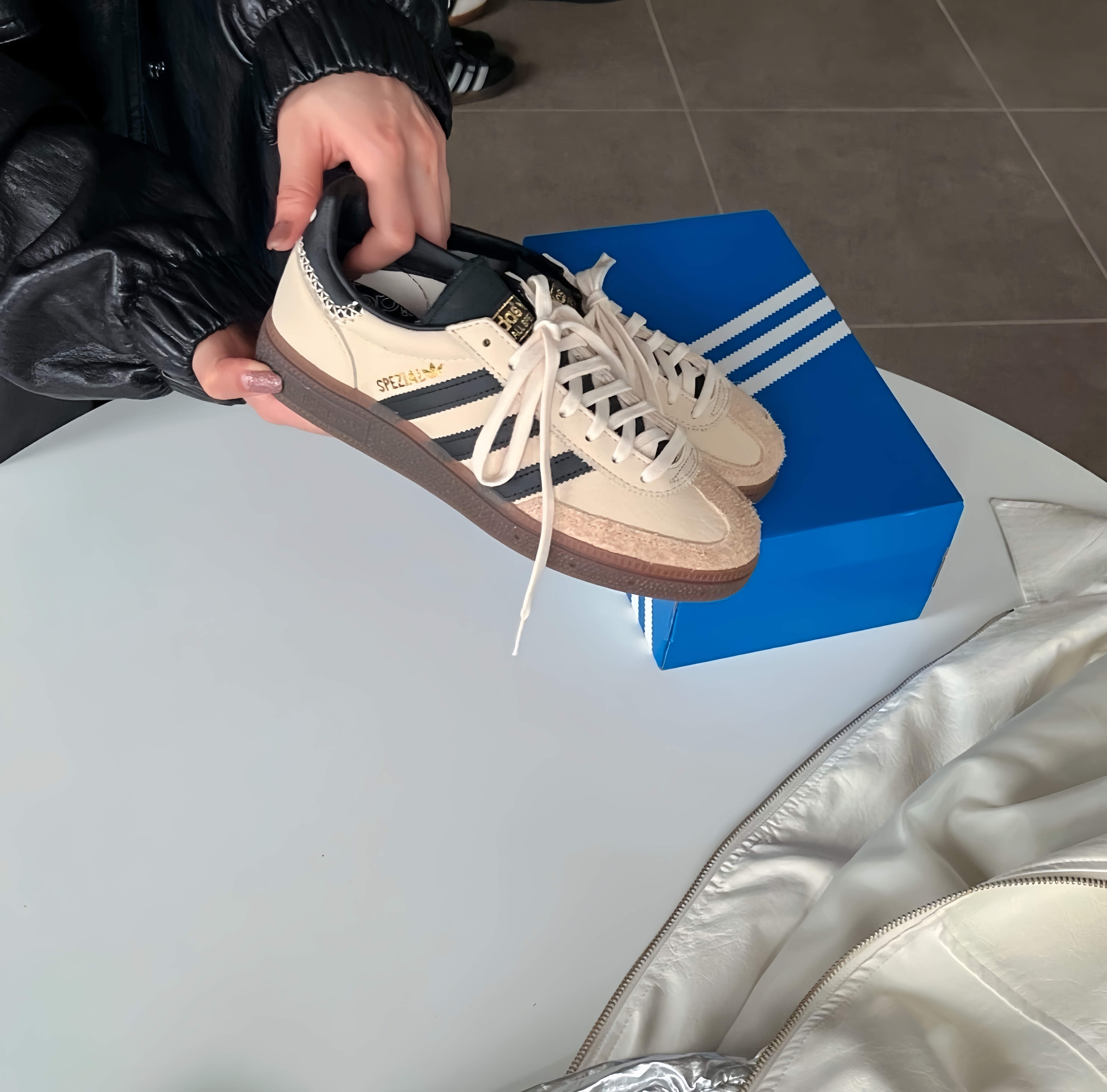 Adidas Originals Handball Spezial 咖啡拿鐵 米白色 黑條紋 皮革 焦糖底 復古 德訓鞋 T頭鞋 IE3698/預購