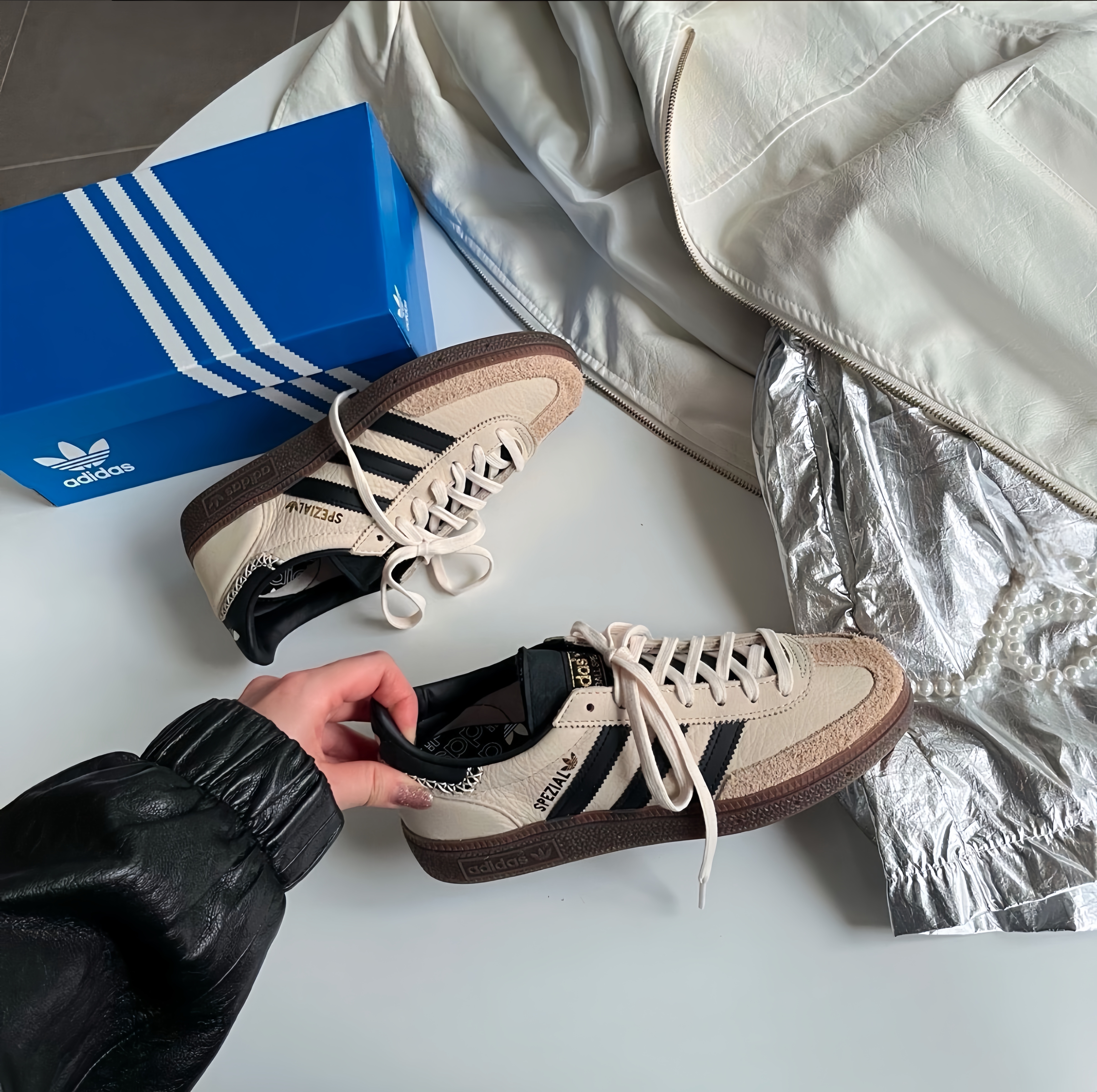 Adidas Originals Handball Spezial 咖啡拿鐵 米白色 黑條紋 皮革 焦糖底 復古 德訓鞋 T頭鞋 IE3698/預購