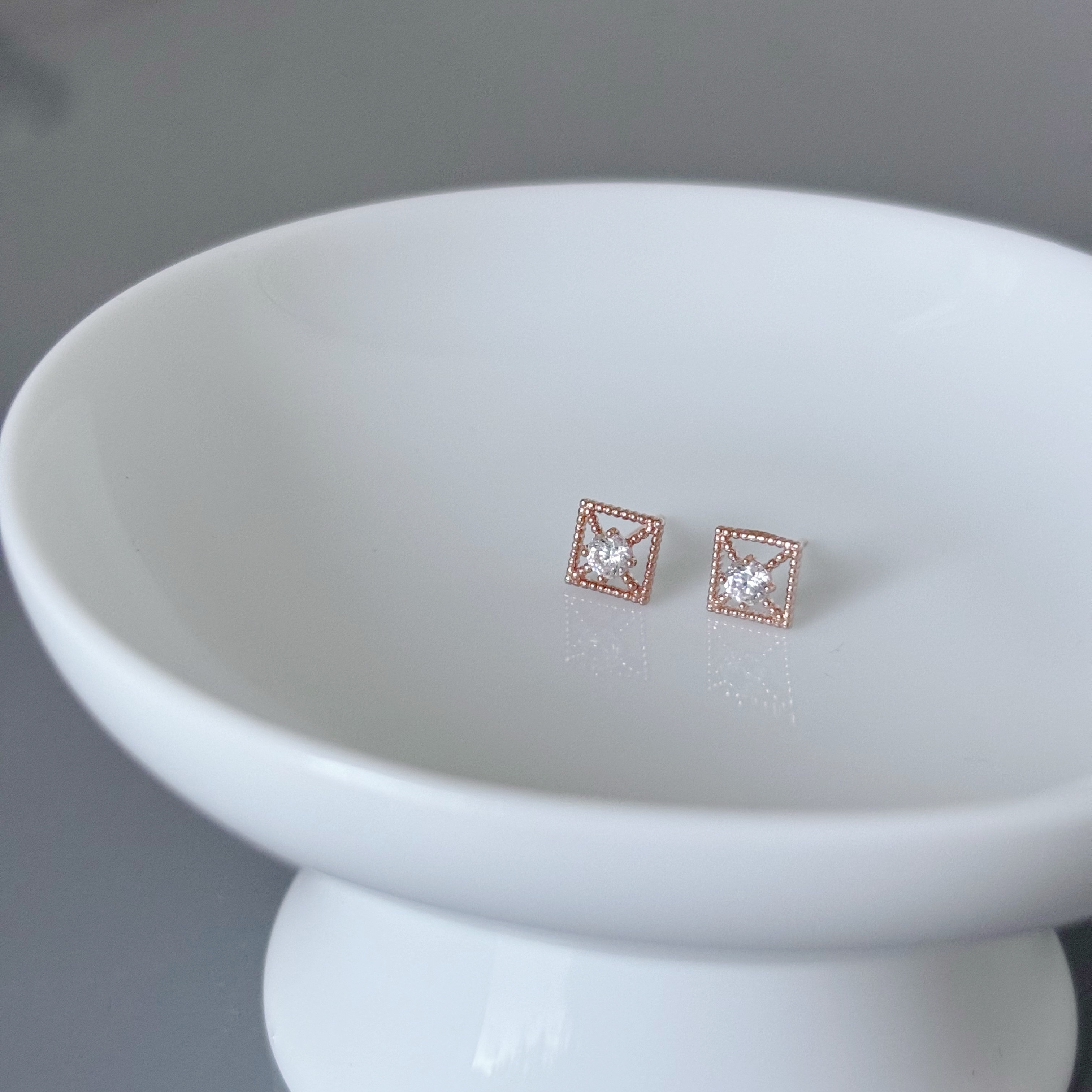 10K麻花交叉方形鋯石耳環