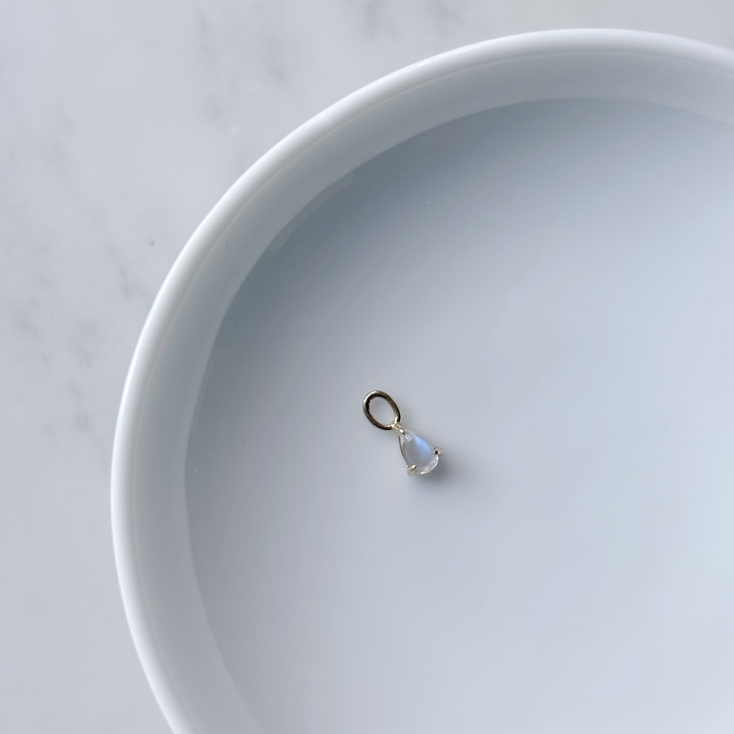 14K簡約三爪光面月光石耳墜