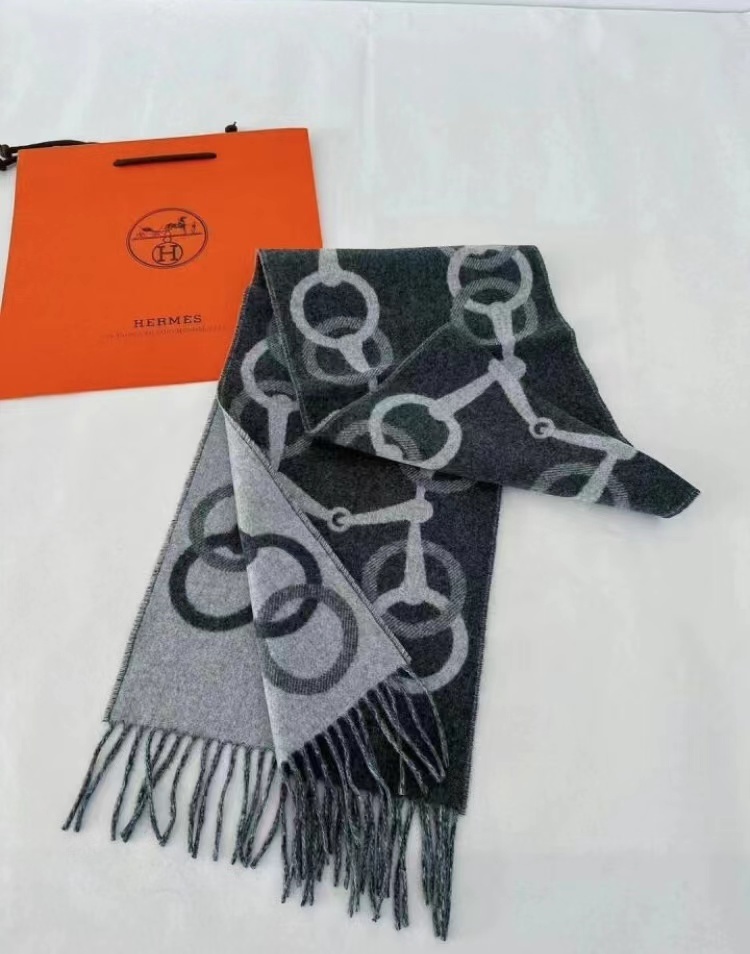 H 淺灰拼深灰色圍巾 -T