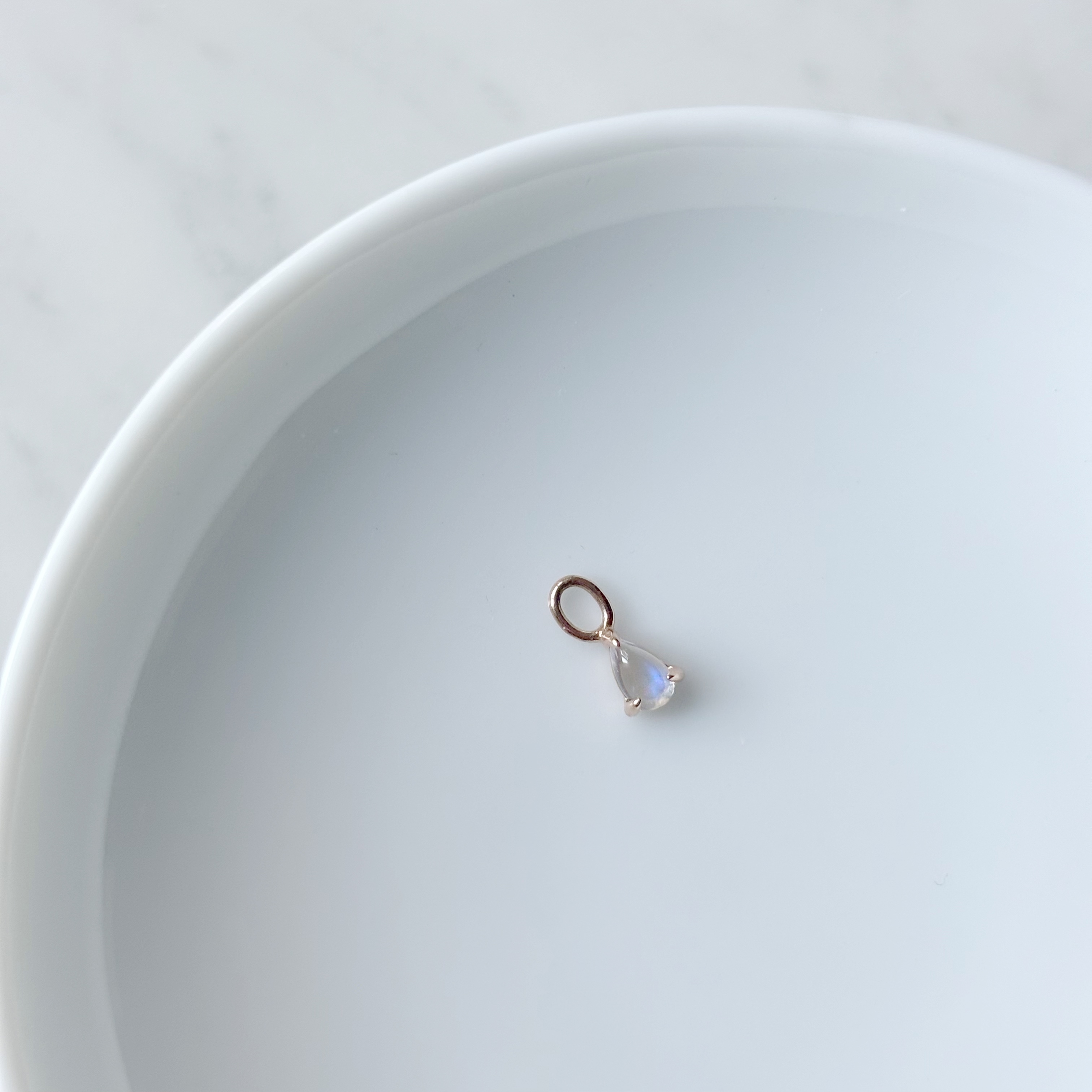 14K簡約三爪光面月光石耳墜