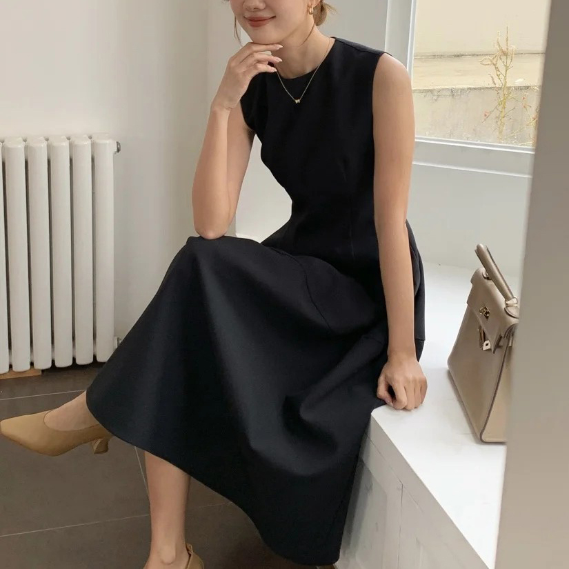 經典黑氣質感圓領收腰背心裙長洋裝-S-M (Elegant & Love)