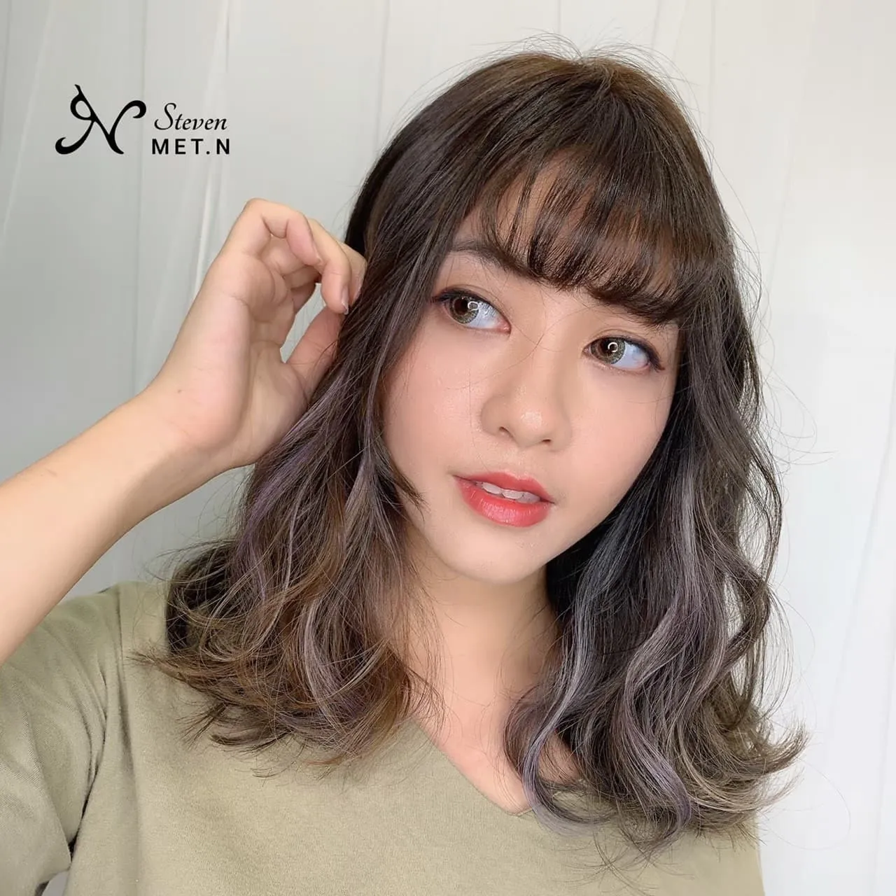 If a full head of bold color isn’t for you, try incorporating blue-violet tones as highlights for a subtle yet striking look!