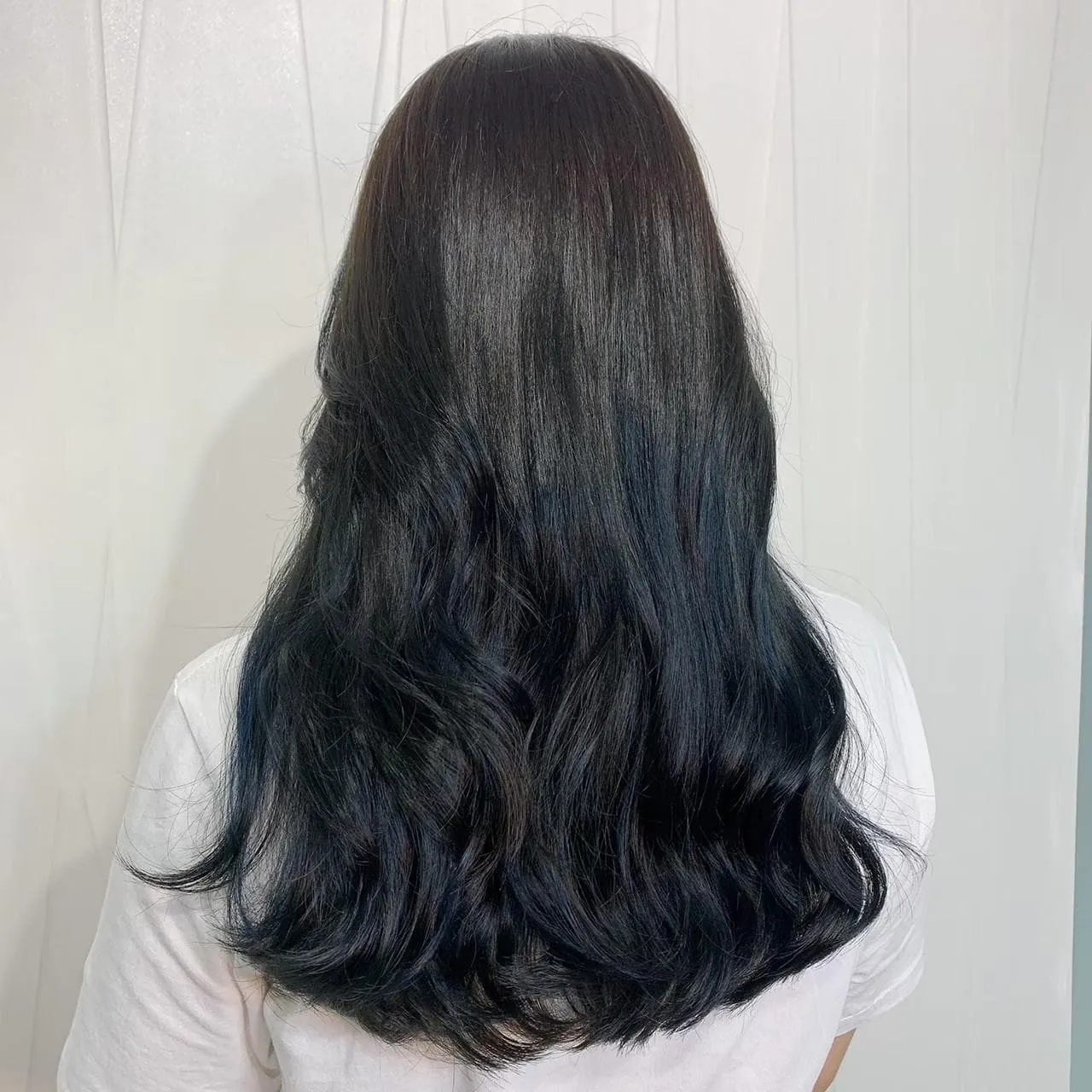 Subtle and Sophisticated Black Tea Brown Hair Color: Perfect for working women who need a low-key and professional look.