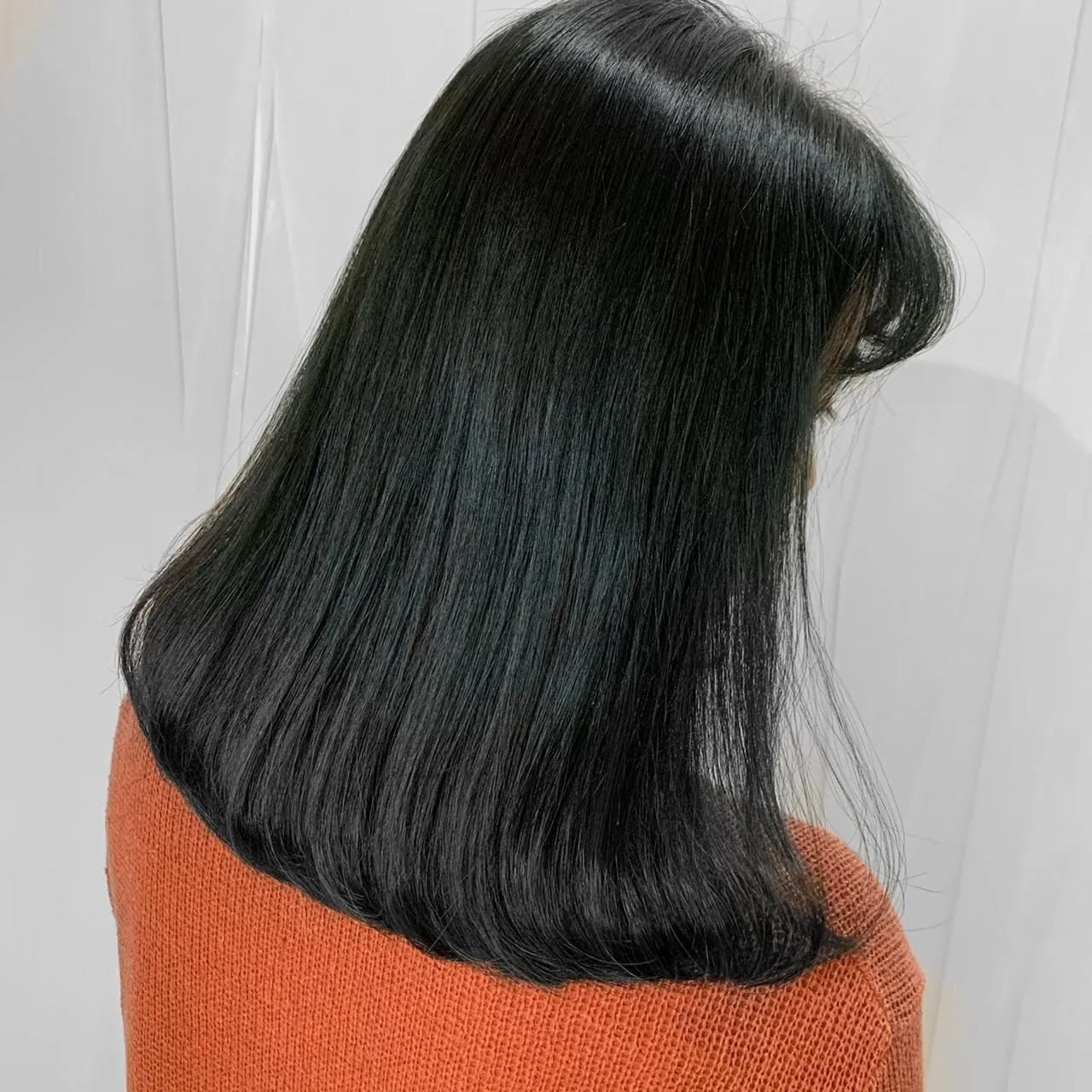 Subtle and Sophisticated Black Tea Brown Hair Color: Perfect for working women who need a low-key and professional look.