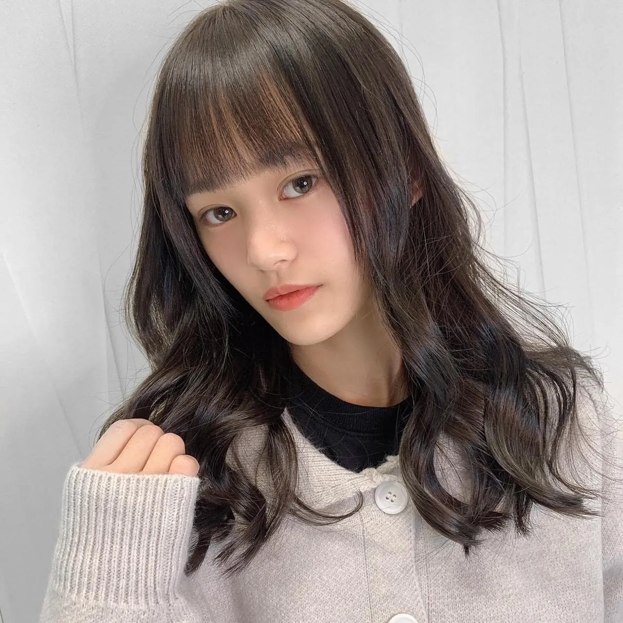 Subtle and Sophisticated Black Tea Brown Hair Color: Perfect for working women who need a low-key and professional look.