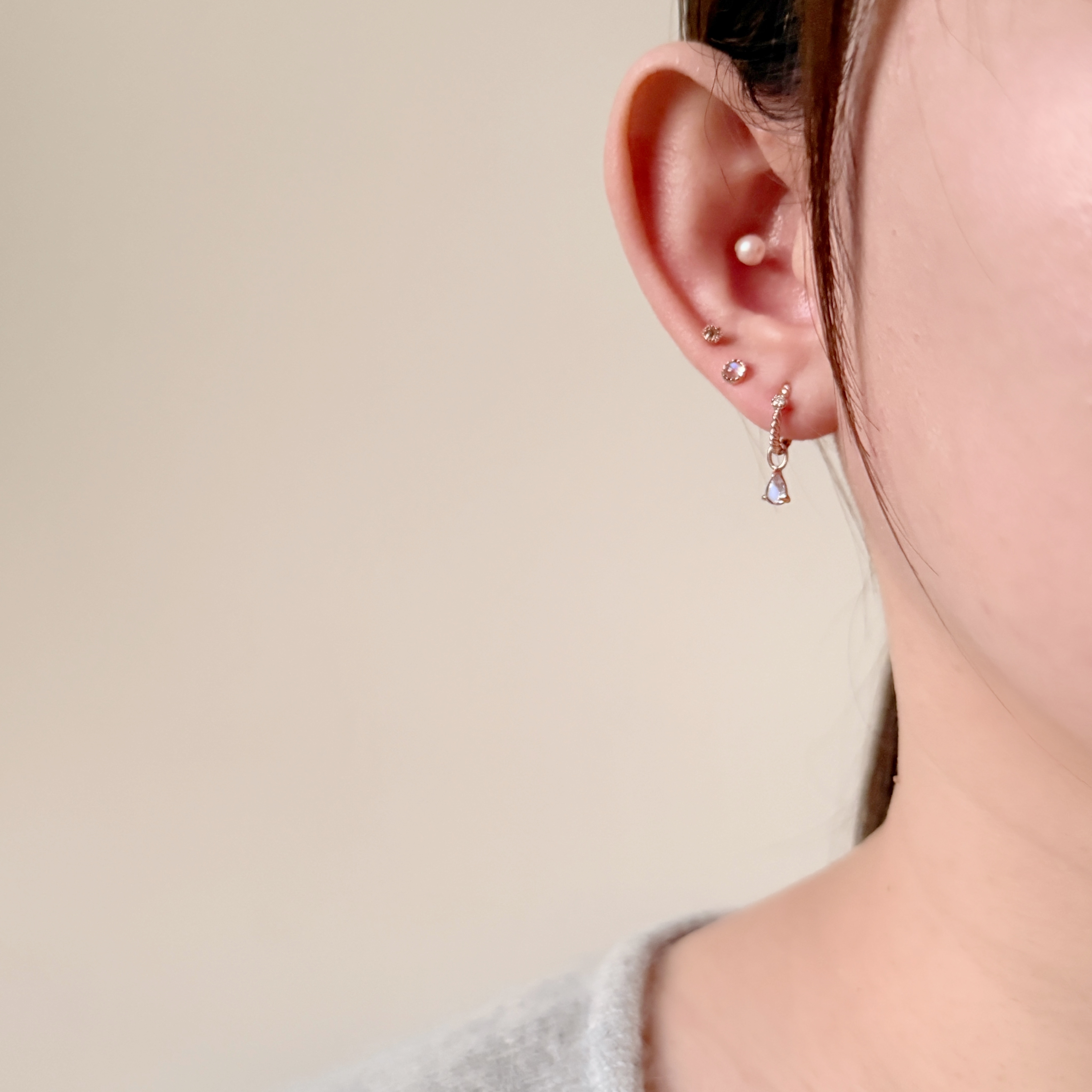 14K簡約三爪光面月光石耳墜