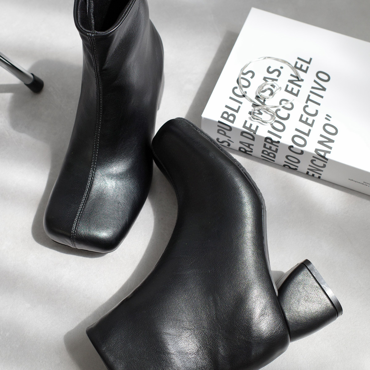 穿搭小姐姐 寬方頭高跟短靴