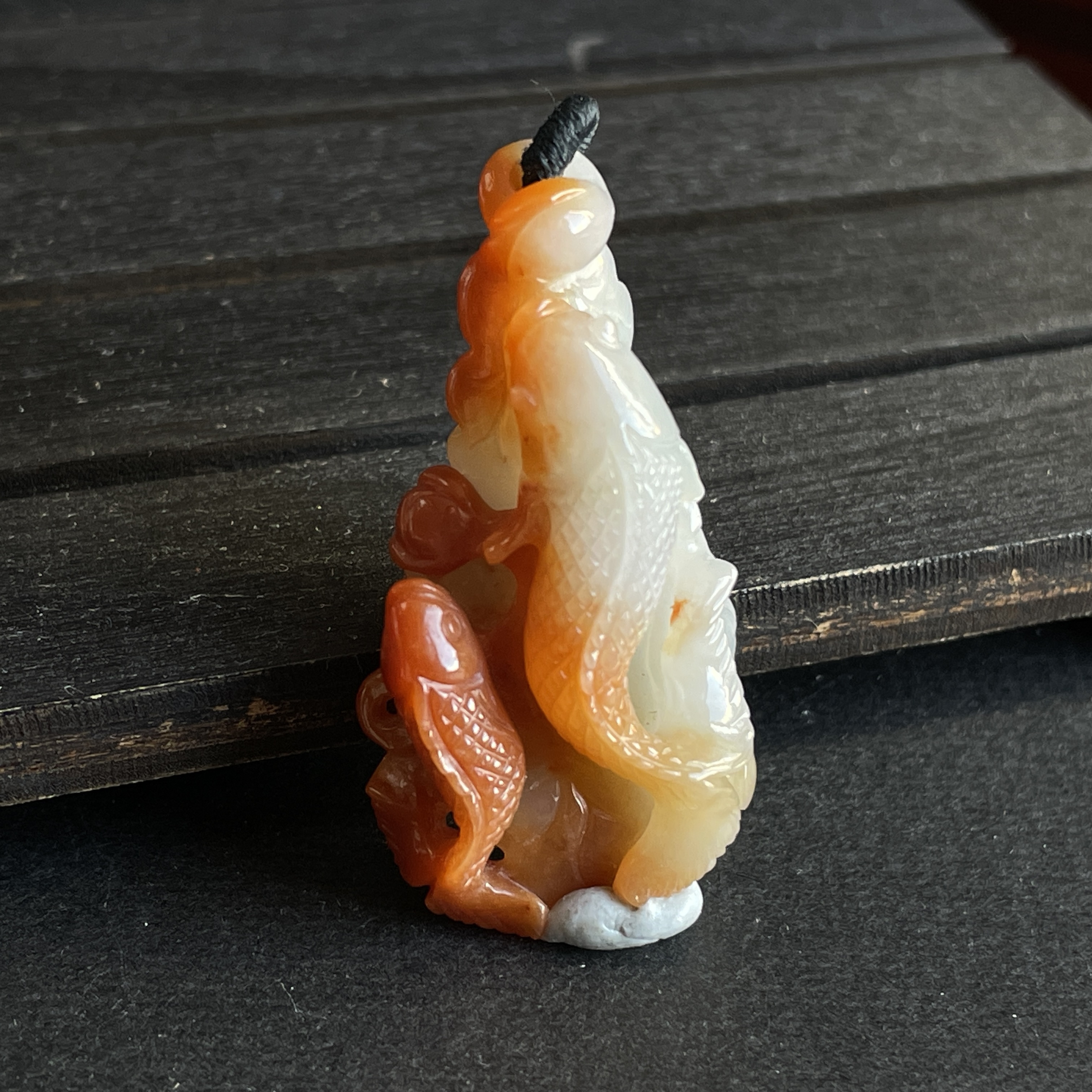 J2340 俏色翡翠雙魚力爭上游吊墜