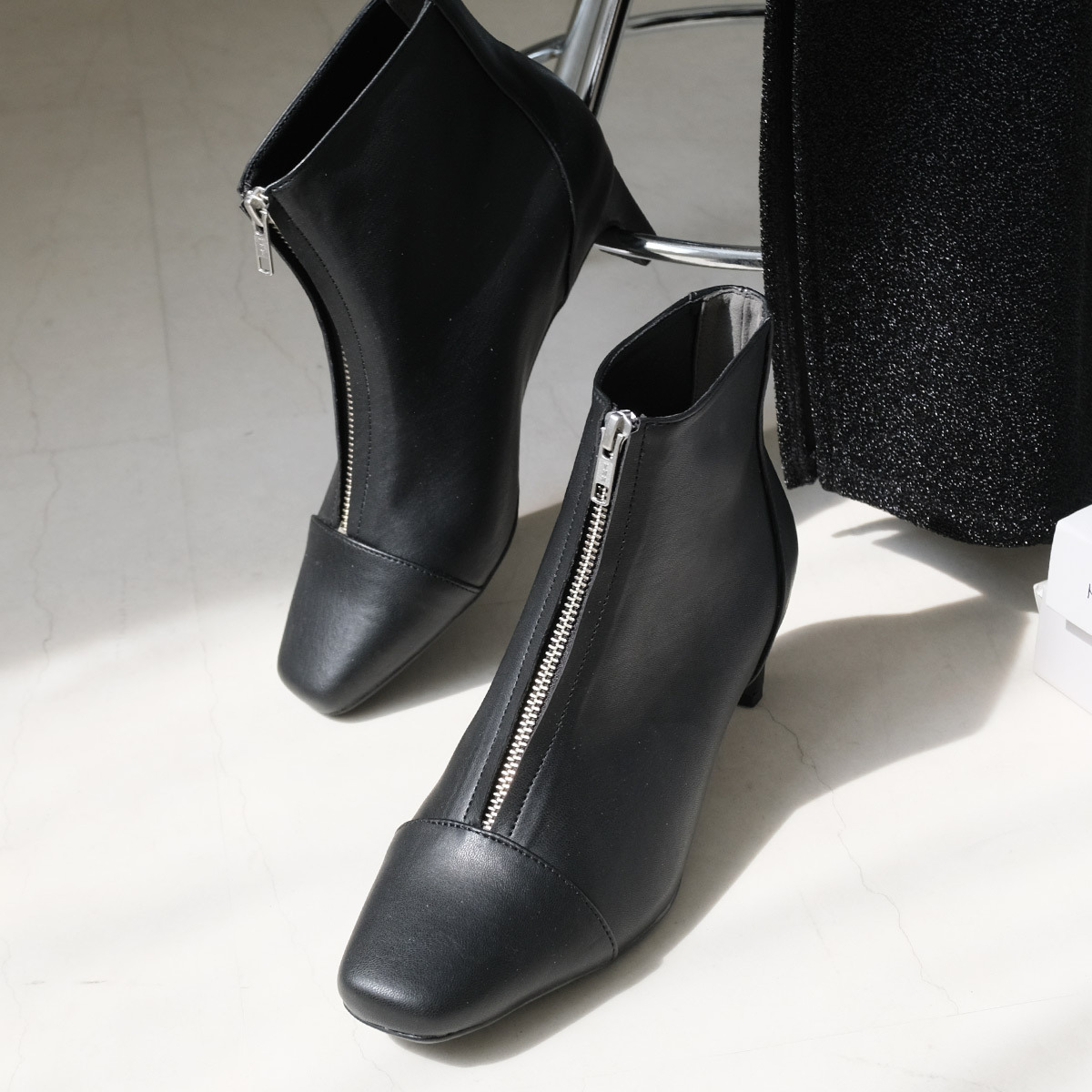 個性展現 方頭前拉鍊板根短靴