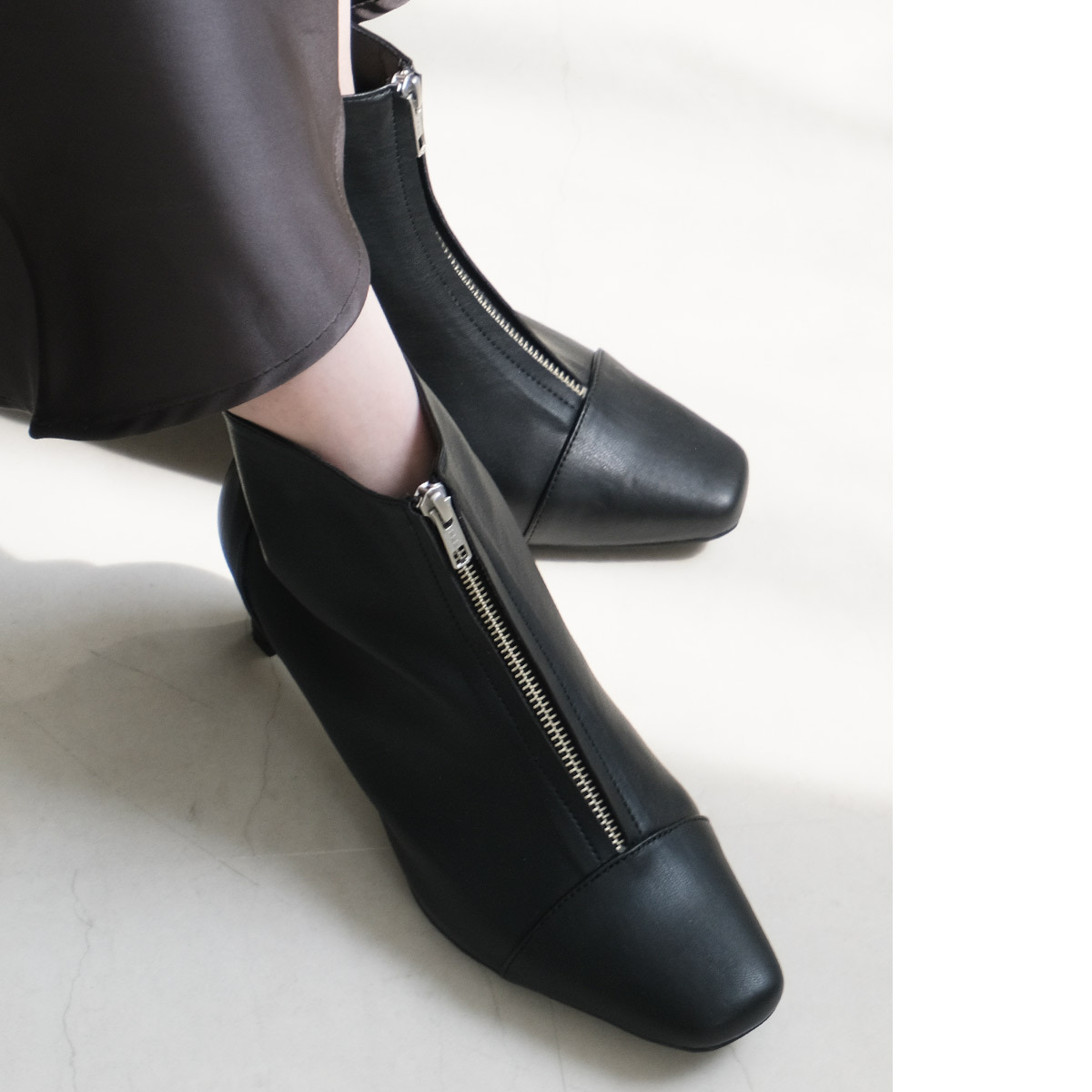 個性展現 方頭前拉鍊板根短靴