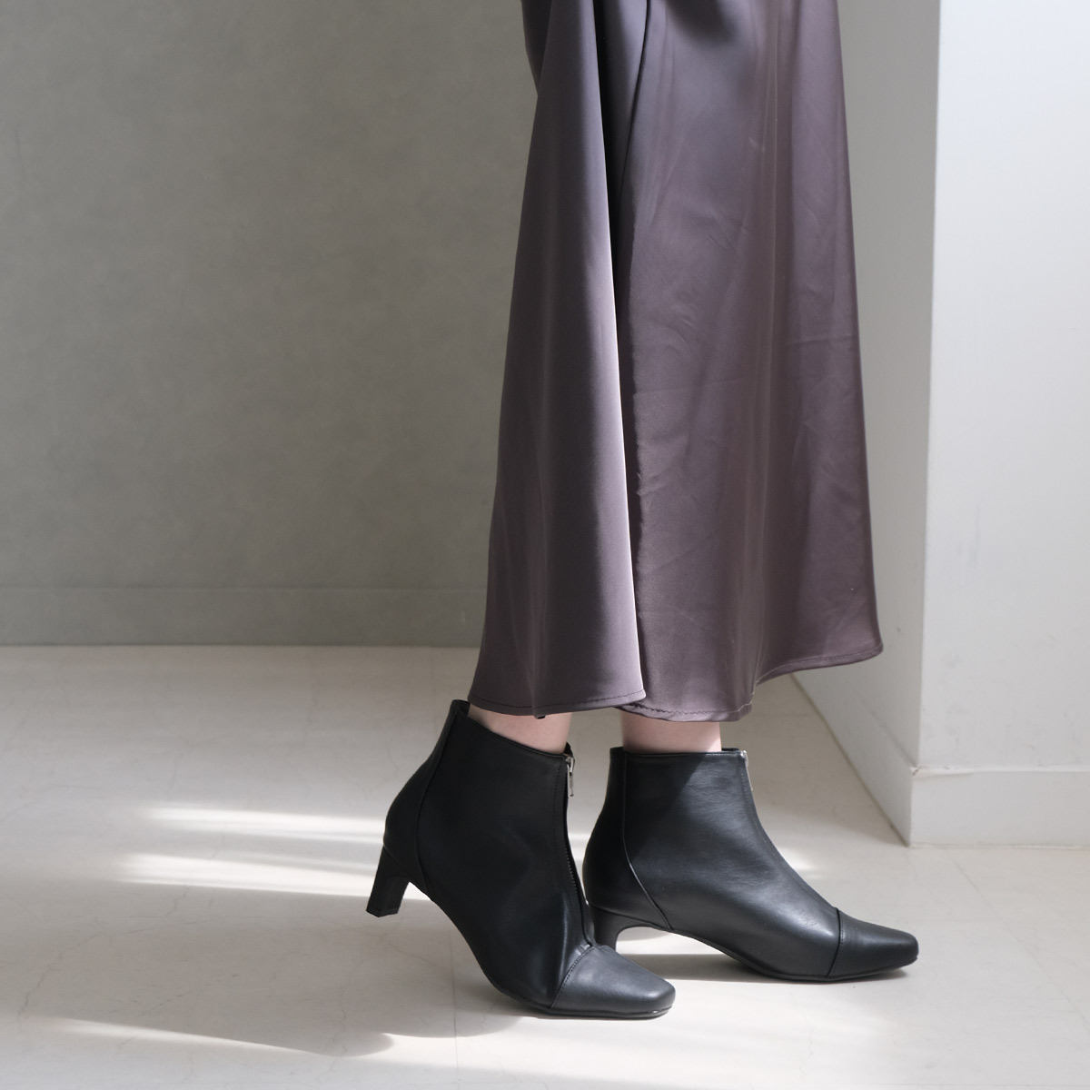 個性展現 方頭前拉鍊板根短靴