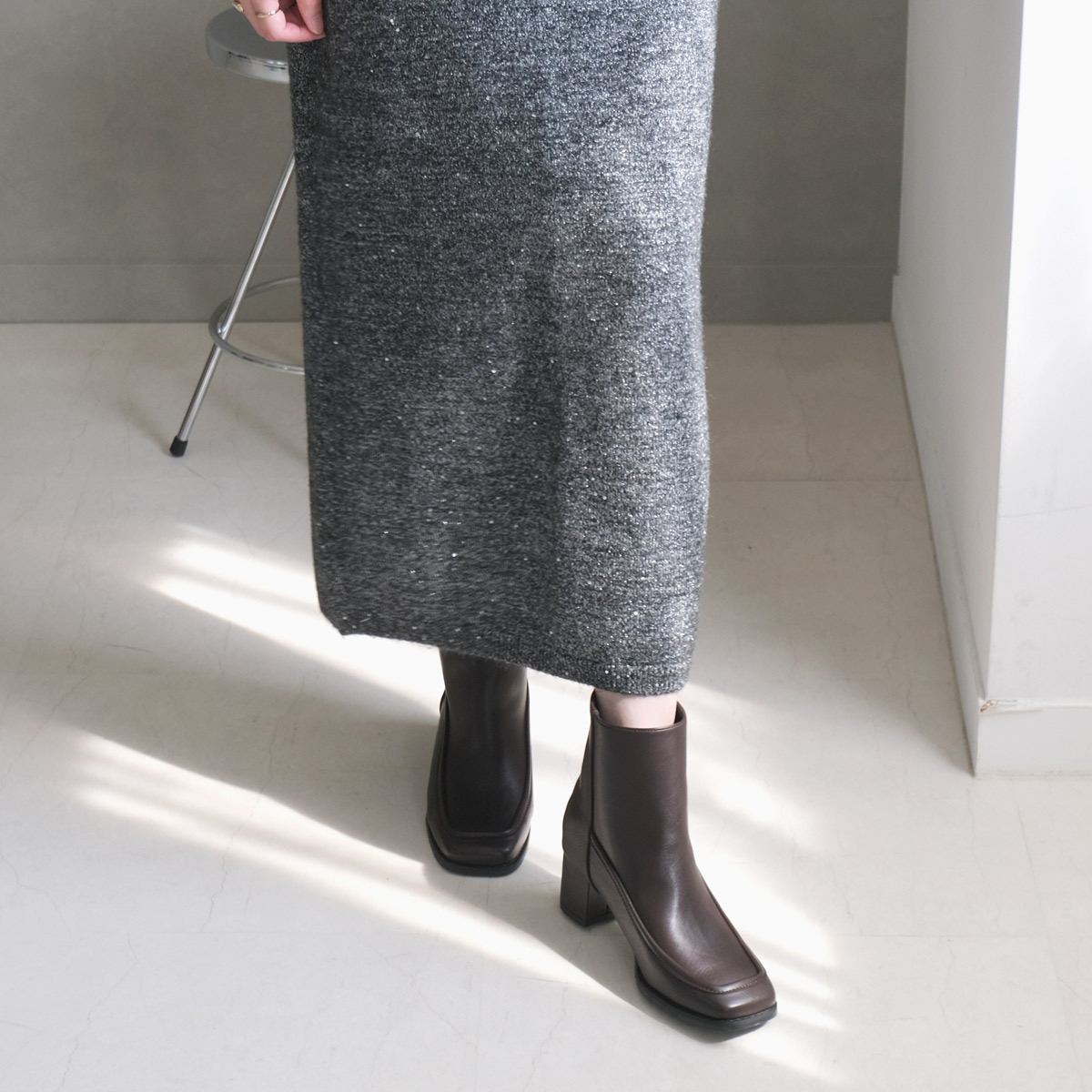 網紅穿搭 方頭車線後拉鍊高跟靴