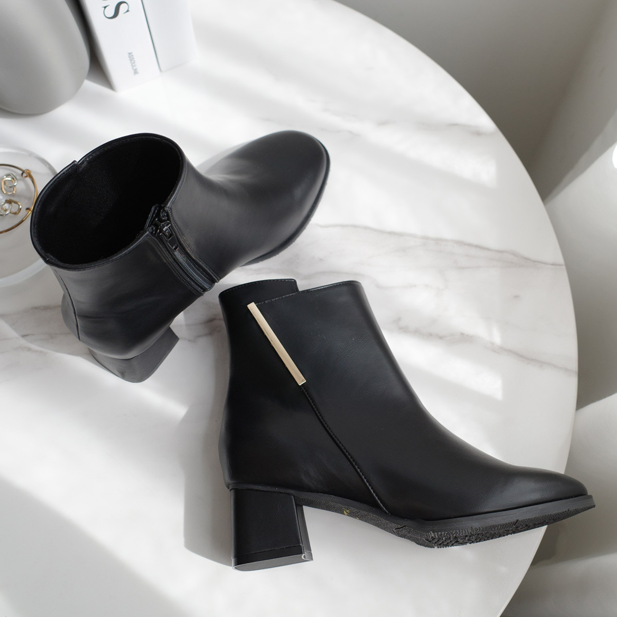 顏值擔當 錯位金飾高跟短靴