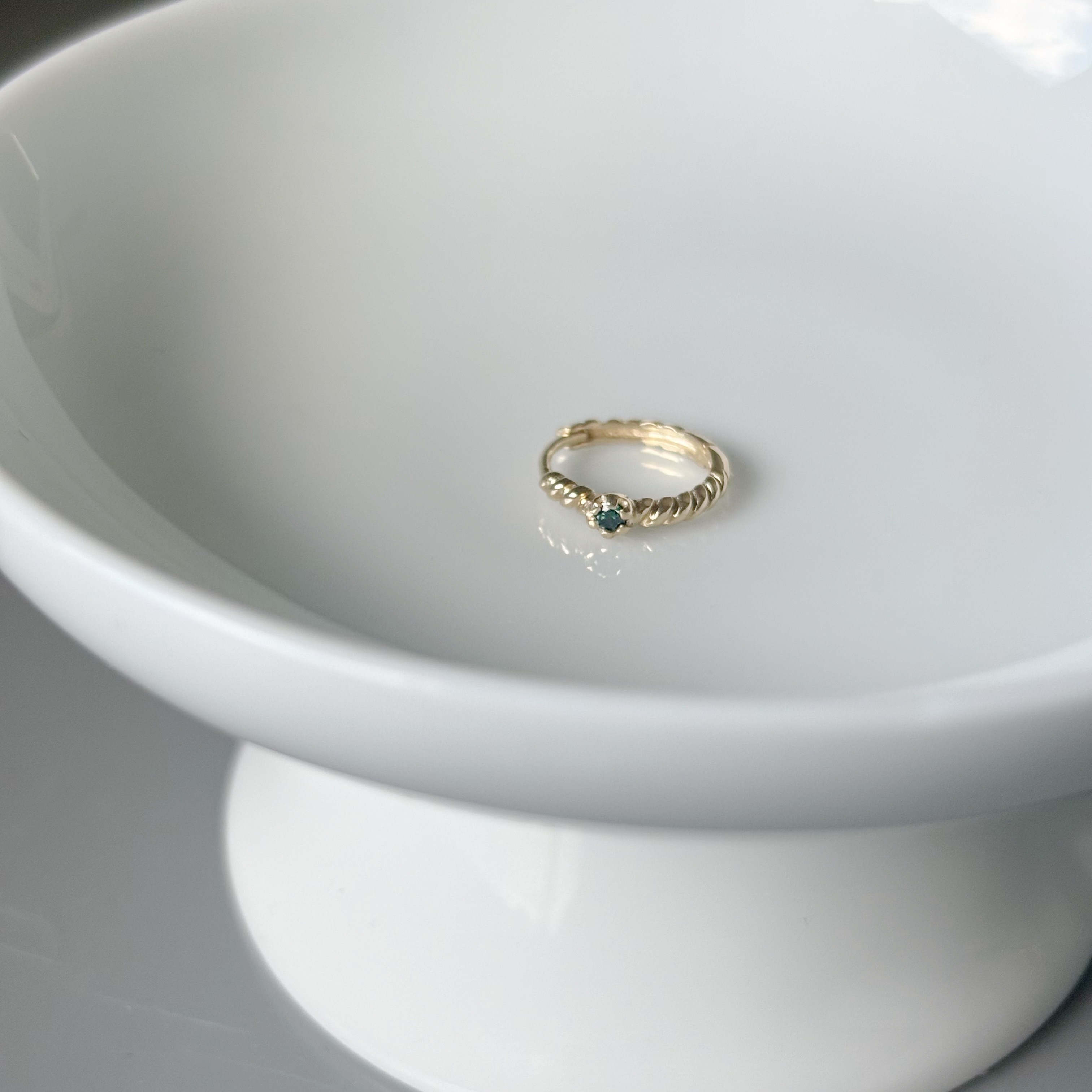 14K麻花迷你六爪藍鑽耳圈