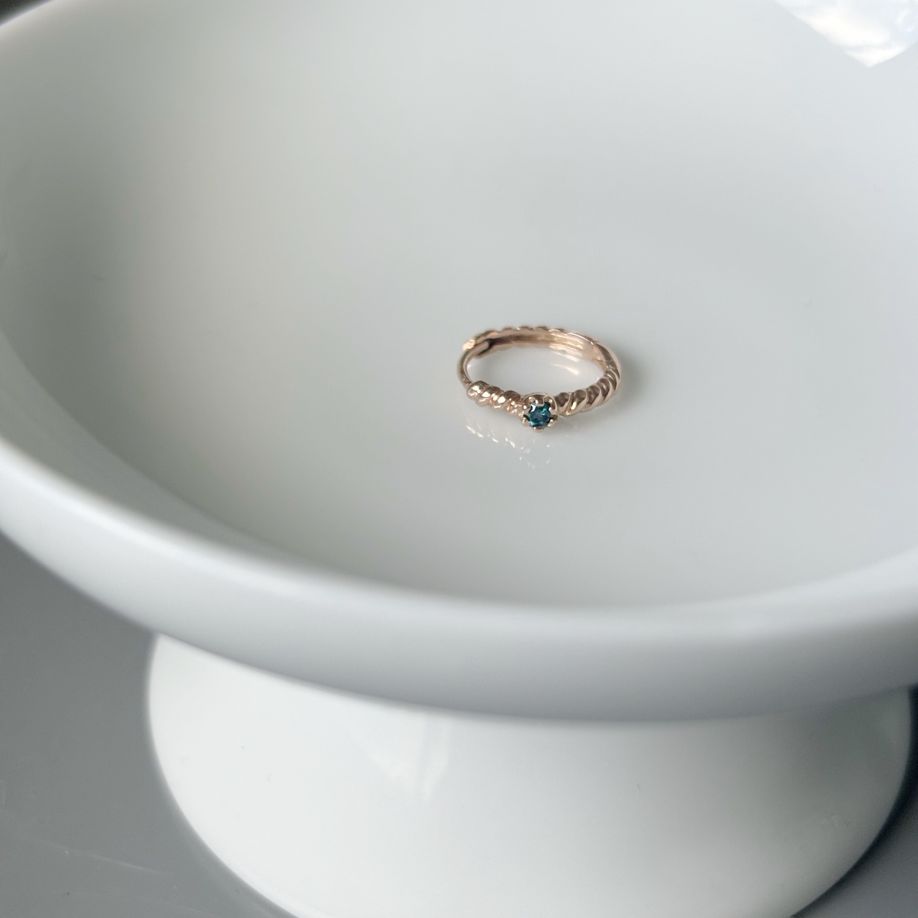 14K麻花迷你六爪藍鑽耳圈