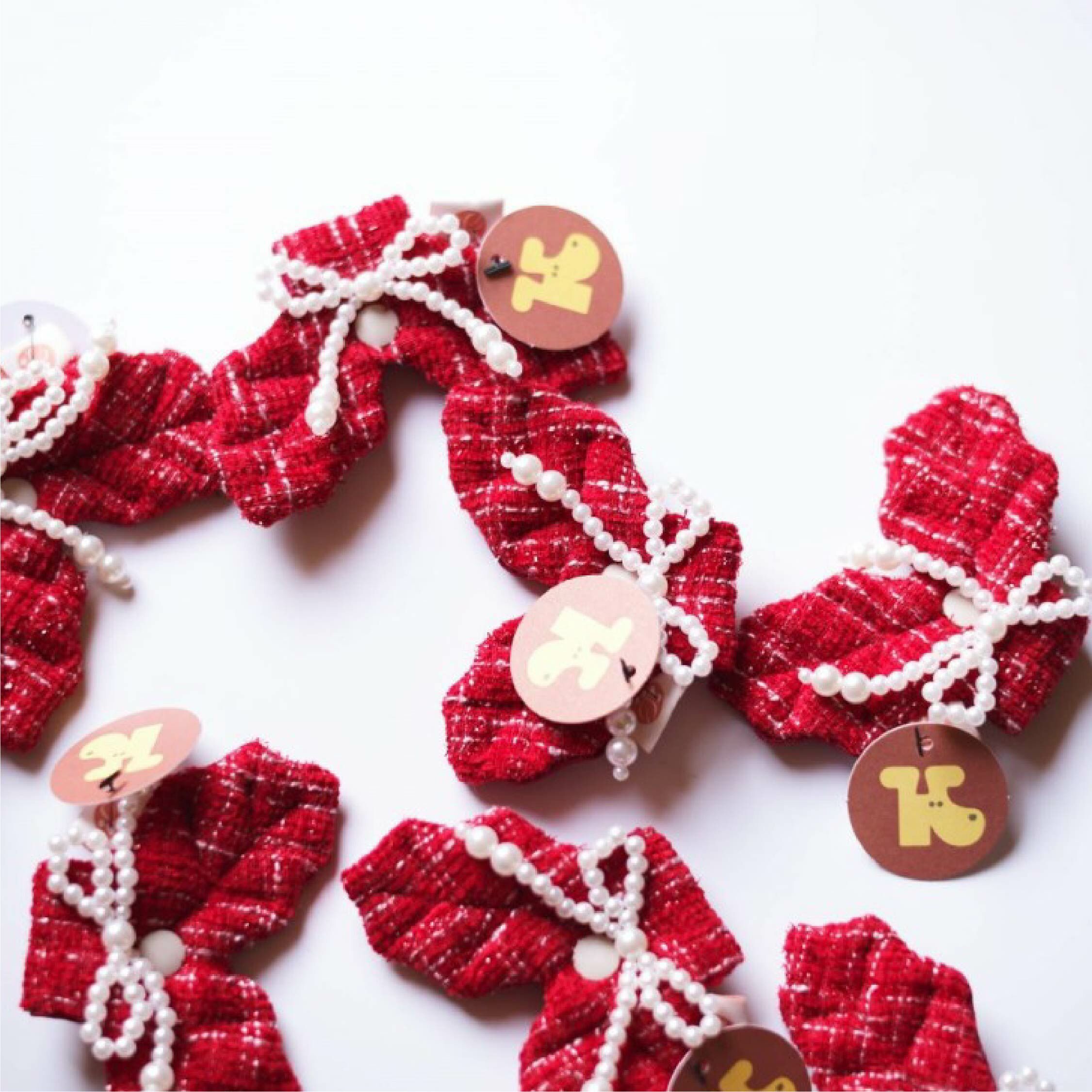 HIKOINU - 韓國胸背裝飾 - 紅亮雙葉配珍珠蝴蝶結鍊