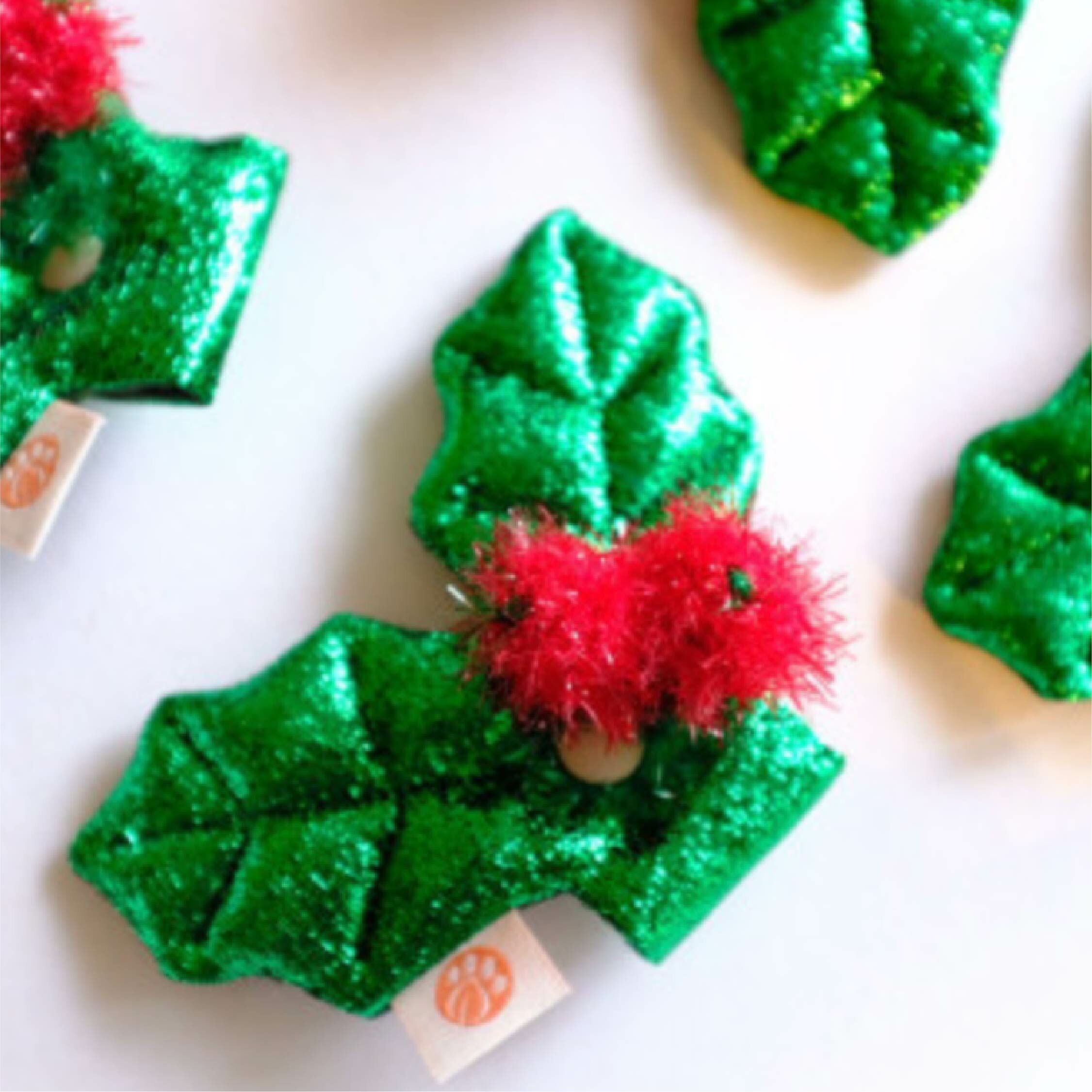 HIKOINU - 韓國胸背裝飾 -亮綠葉雙配紅球