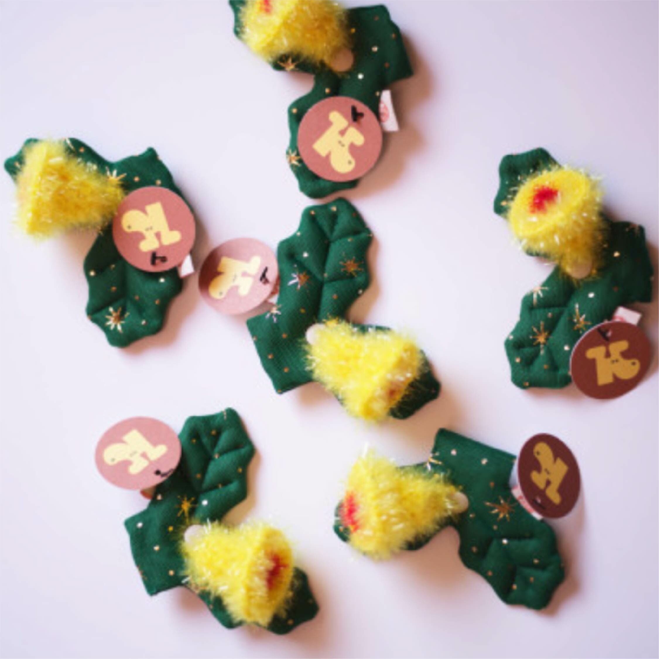 HIKOINU - 韓國胸背裝飾 -雙綠葉有黃鈴噹