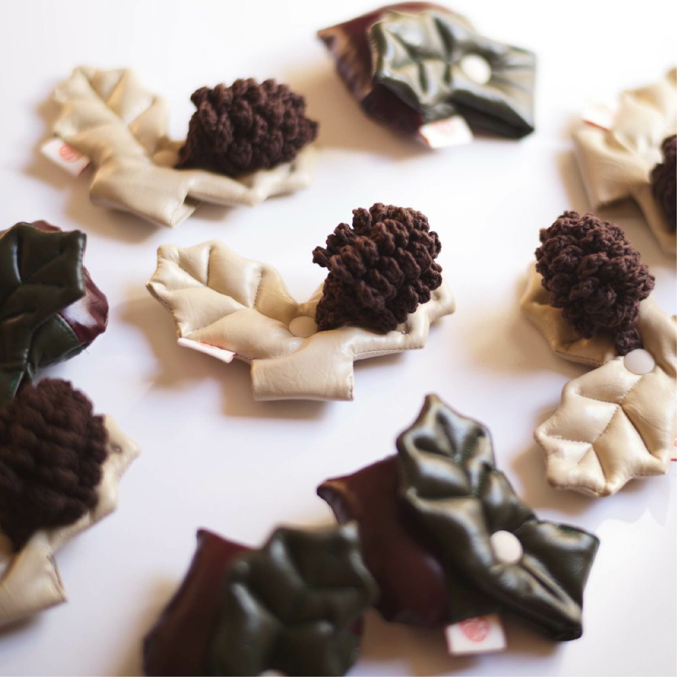 HIKOINU - 韓國胸背裝飾 - 皮革雙灰葉