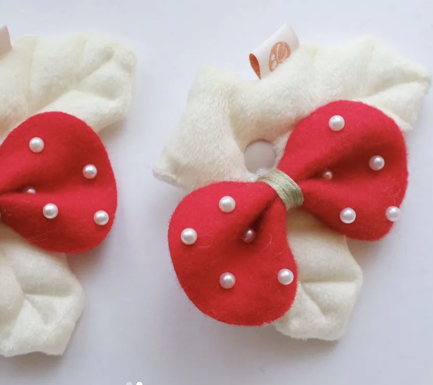 HIKOINU - 韓國胸背裝飾 - 白霜葉配紅蝴蝶結