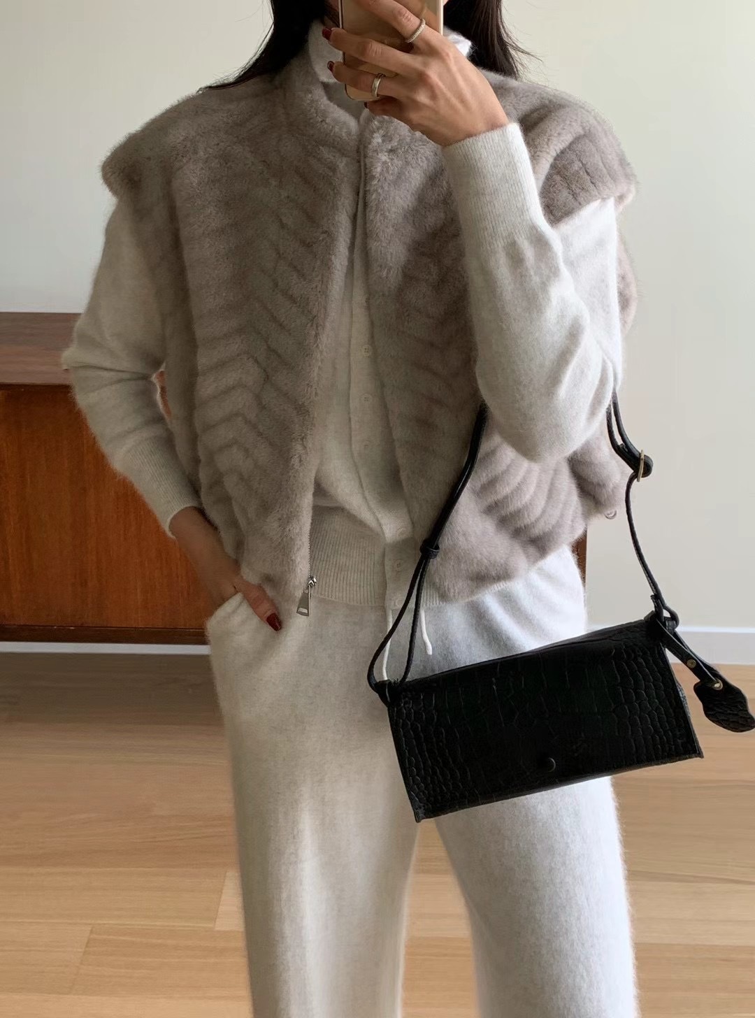 DE18 faux fur vest