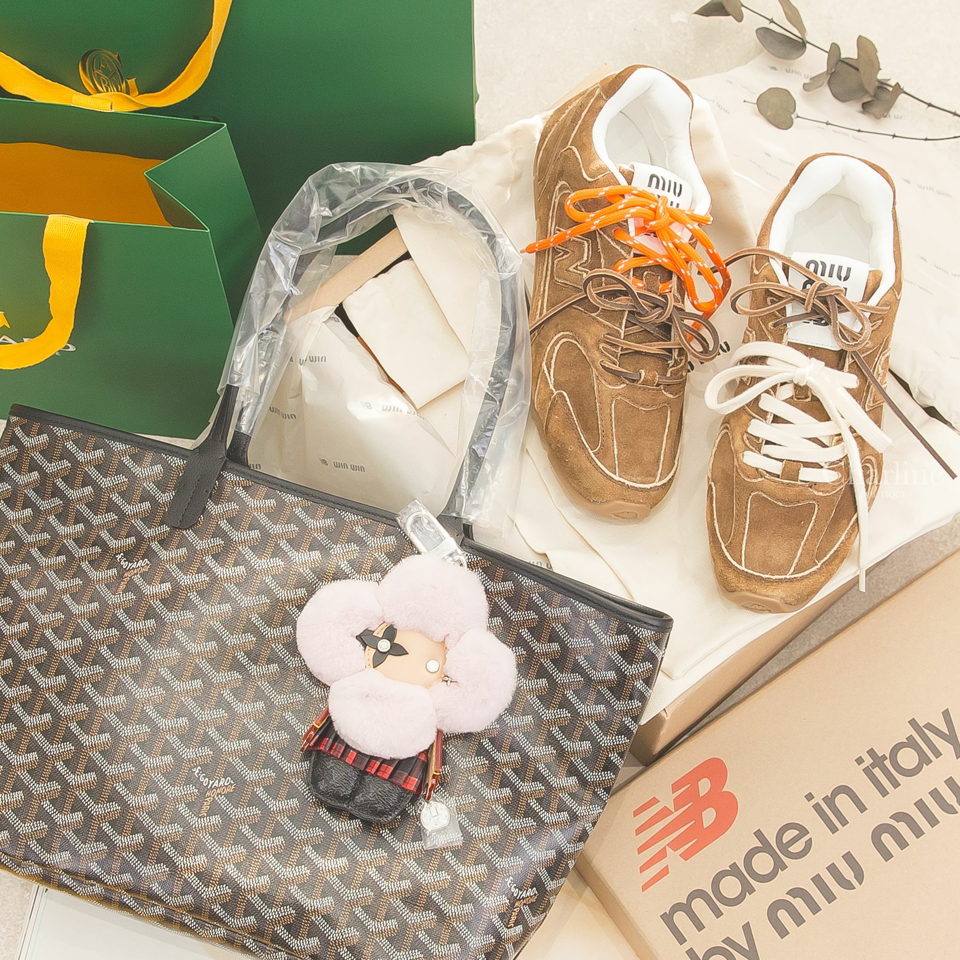 Louis Vuitton Vivienne黑色老花淡紫色絨毛紅黑格紋裙玩偶銀釦吊飾,New BalanceXMiu Miu 530 肉桂色運動鞋,Goyard Artois Pm黑色拉鍊托特包-Charline Boutique 精品代購