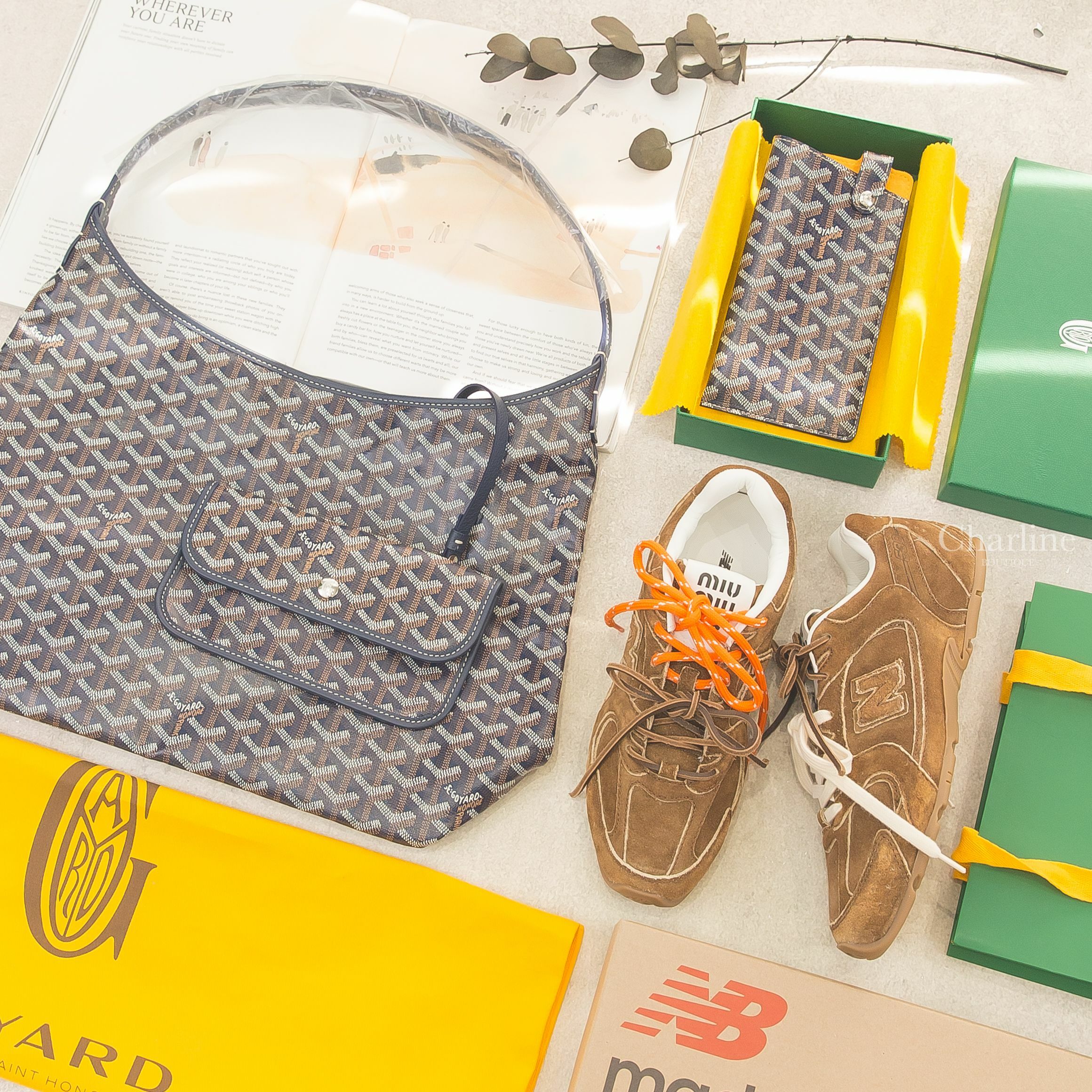 Goyard Bohème Hobo 海軍藍帆布小牛皮手提肩背包,Goyard Montmartre GM Case 海軍藍大型牛皮扣式收納包,New Balance X Miu Miu 530 肉桂色運動鞋-Charline Boutique 代購