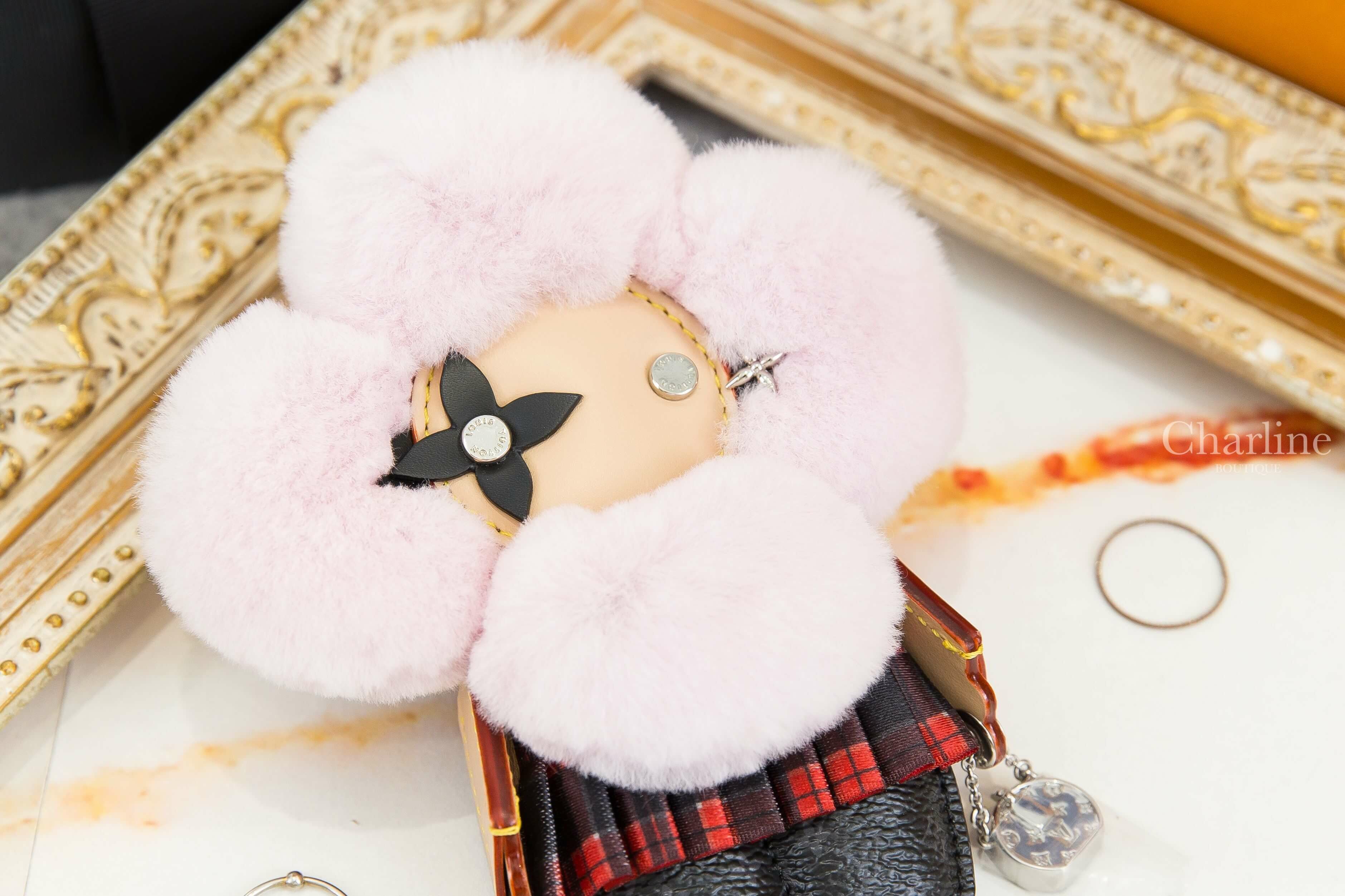 Louis Vuitton Vivienne Fashionista Bag Charm 黑色老花淡紫色絨毛手提銀色鏈帶包紅黑格紋裙玩偶銀釦吊飾