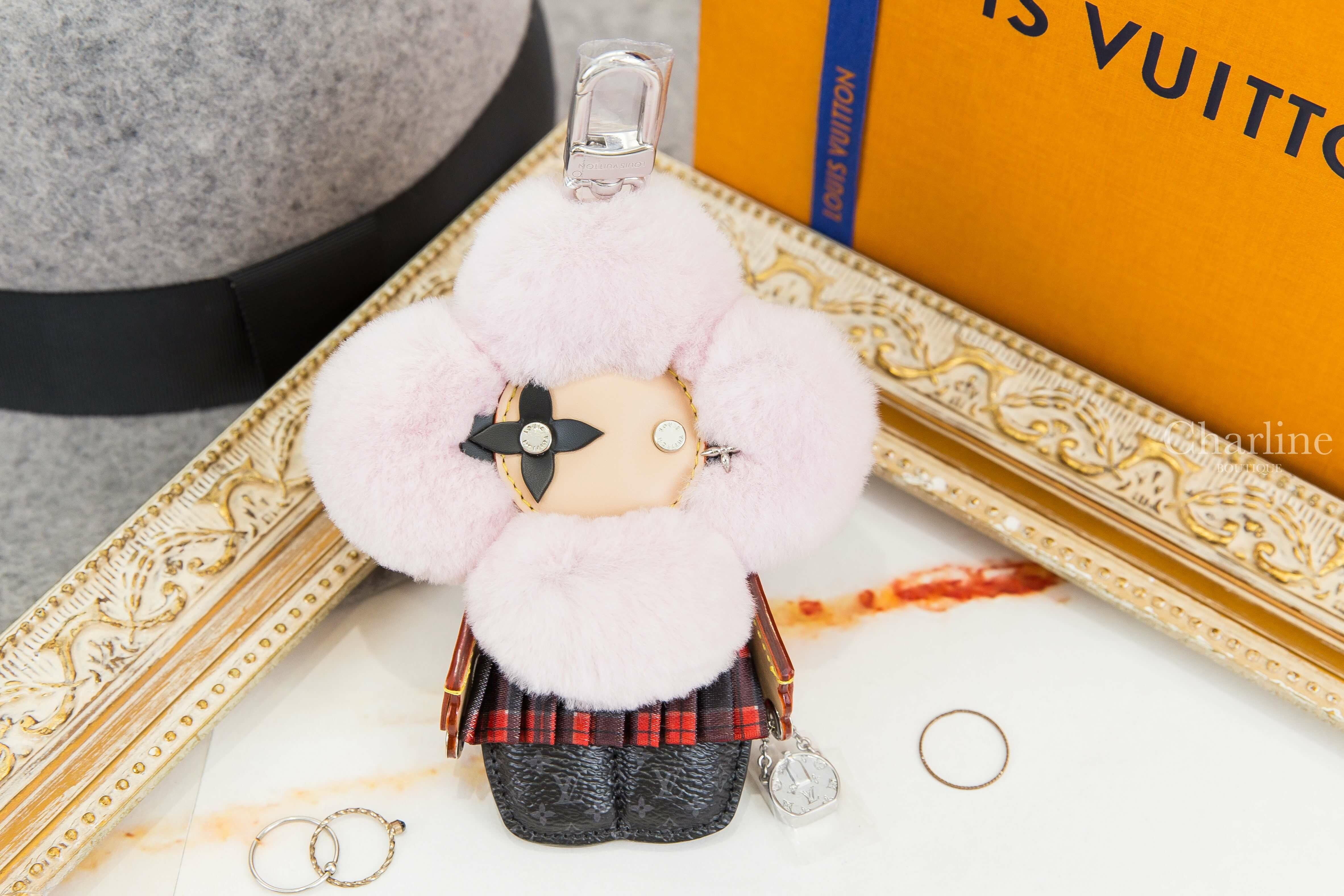 Louis Vuitton Vivienne Fashionista Bag Charm 黑色老花淡紫色絨毛手提銀色鏈帶包紅黑格紋裙玩偶銀釦吊飾