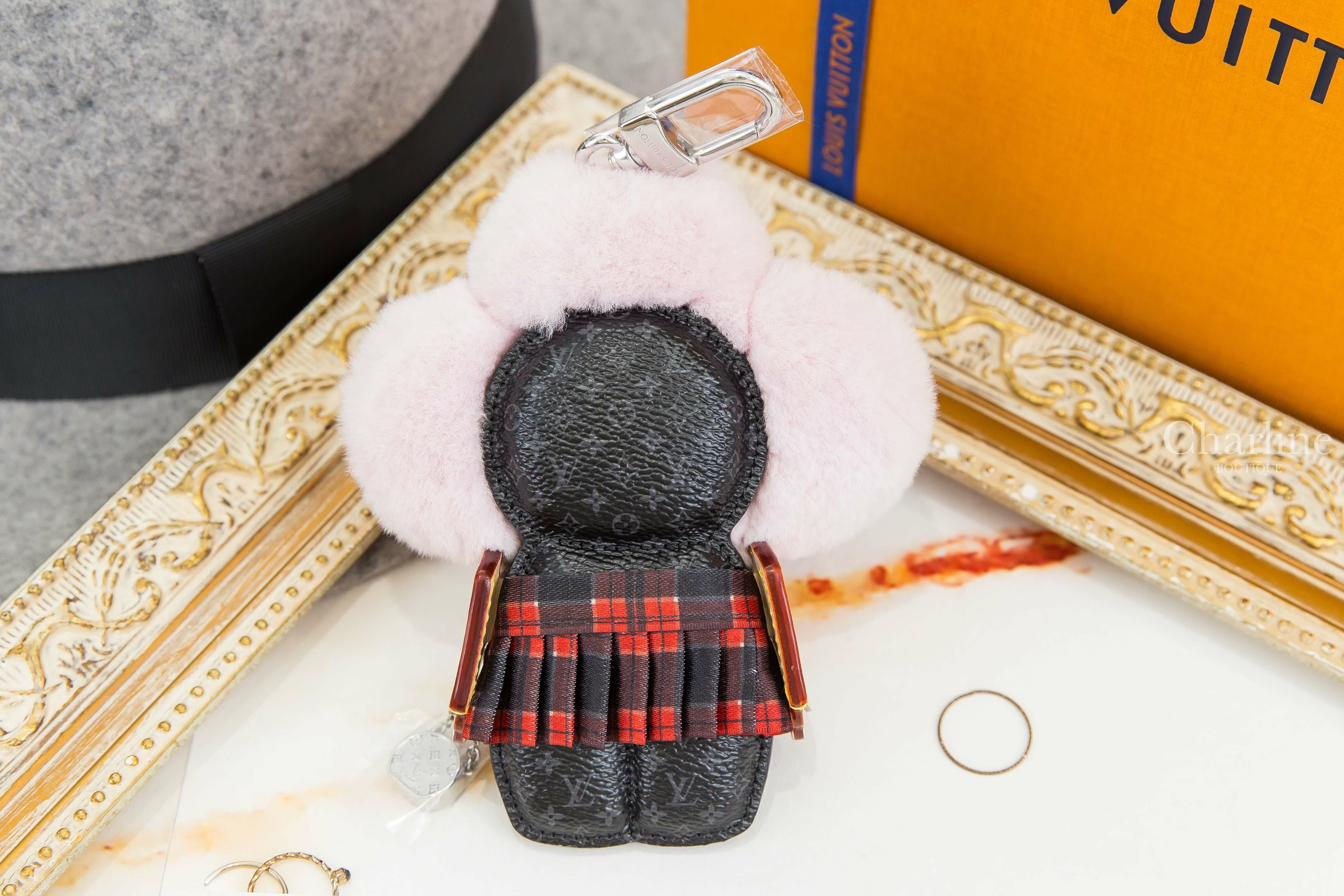 Louis Vuitton Vivienne Fashionista Bag Charm 黑色老花淡紫色絨毛手提銀色鏈帶包紅黑格紋裙玩偶銀釦吊飾-Charline Boutique 精品代購