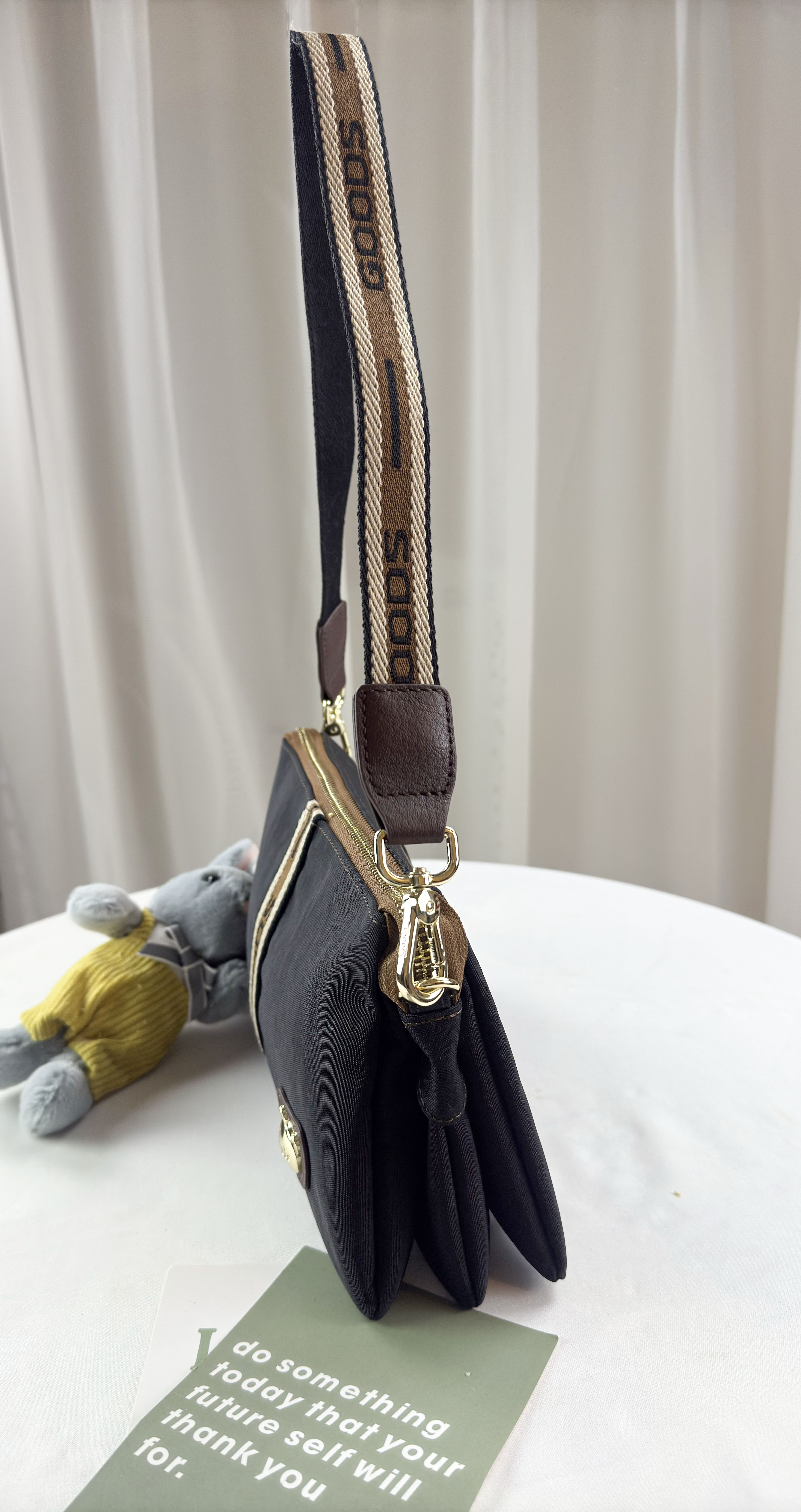 現貨 正品 GOODS 卡其織帶 水洗 防潑水 GOODS包 熊熊包 側背包 斜背包 附小熊吊飾 #2107 批發零售