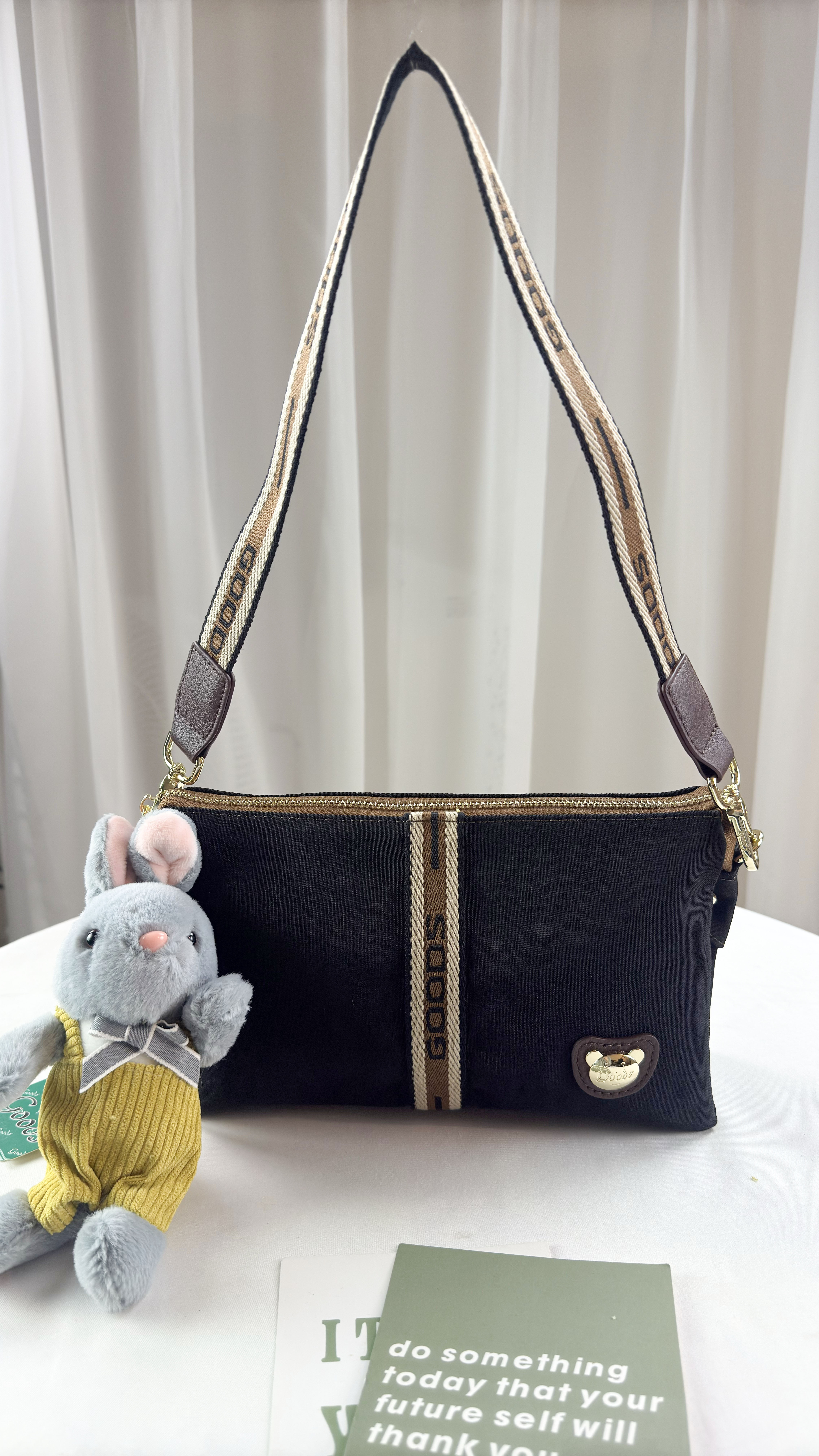 現貨 正品 GOODS 卡其織帶 水洗 防潑水 GOODS包 熊熊包 側背包 斜背包 附小熊吊飾 #2107 批發零售