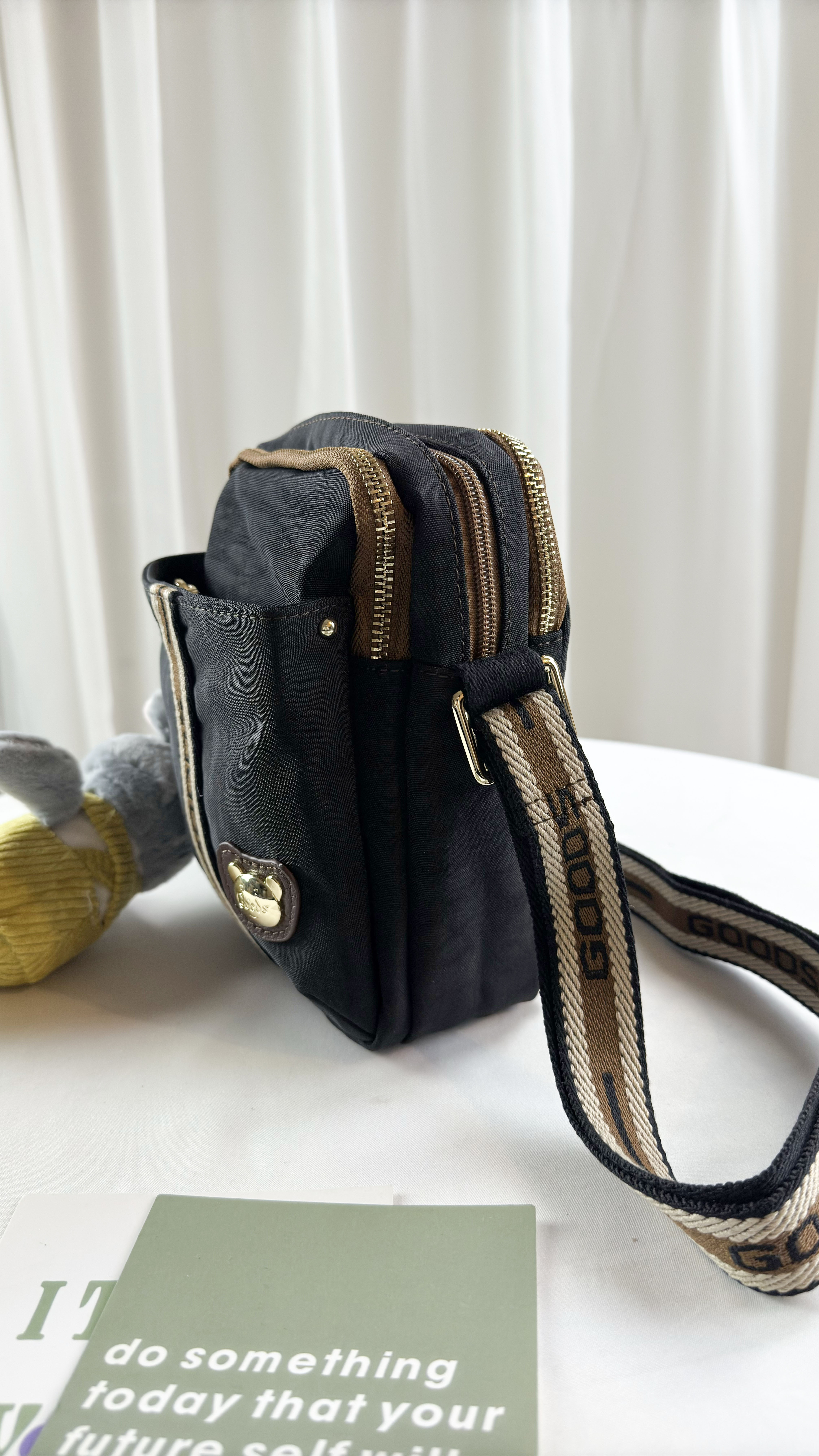 GOODS 卡其織帶防潑水側背包 附小熊吊飾  #2499