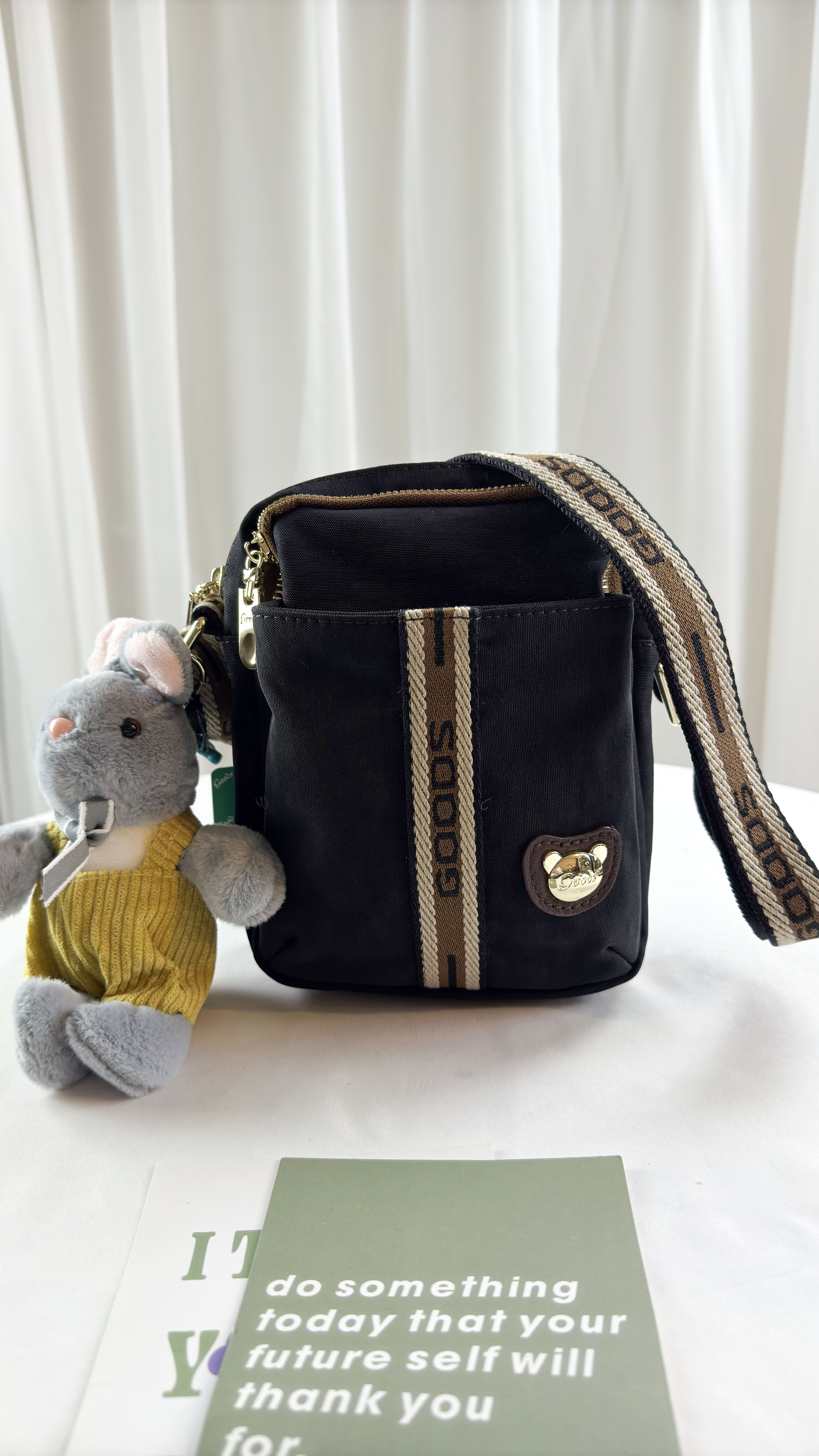 GOODS 卡其織帶防潑水側背包 附小熊吊飾  #2499